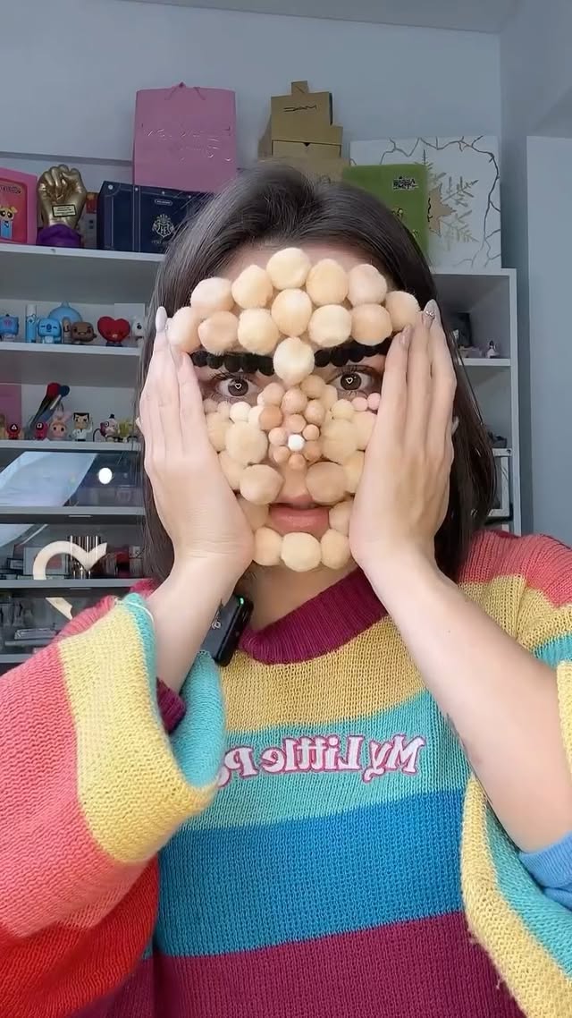 Maquillaje SÓLO con Pompones 🔴 ib @denitslava | #makeuphacks #maquillaje #makeup