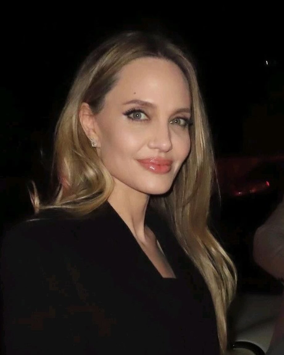 Angelina Jolie 😍🔥
Let’s support my page🥺🙏🏻❤️
Follow👉 @angelina.jolie.fan.page.__
.
#angelinajolie #angelinalove #angelinajoliefans #angelinajolievideo #angelinajoliequeen #angelinajoliesexy #angelinajoliephoto #angelinajoliehot #angelinajolielips #angelinajolieeyes #angelinajolieofficial #angelinajoliefanpage #angelinajoliestyle #angelinajoliefan #angelinajolieteam #angelinajolieyoung #angelinajoliemovies #angelinajolietattoo #angelinajoliebradpitt #braddpitt #angelinapitt #angelinapittjolie #angelinajolieedits #angelinajolieph #angelinajoliequotes #angelinajolieaddictz #angelinajoliemakeup #angelinajoliehotandsexy #angelinacruz #angelinajolie90s
