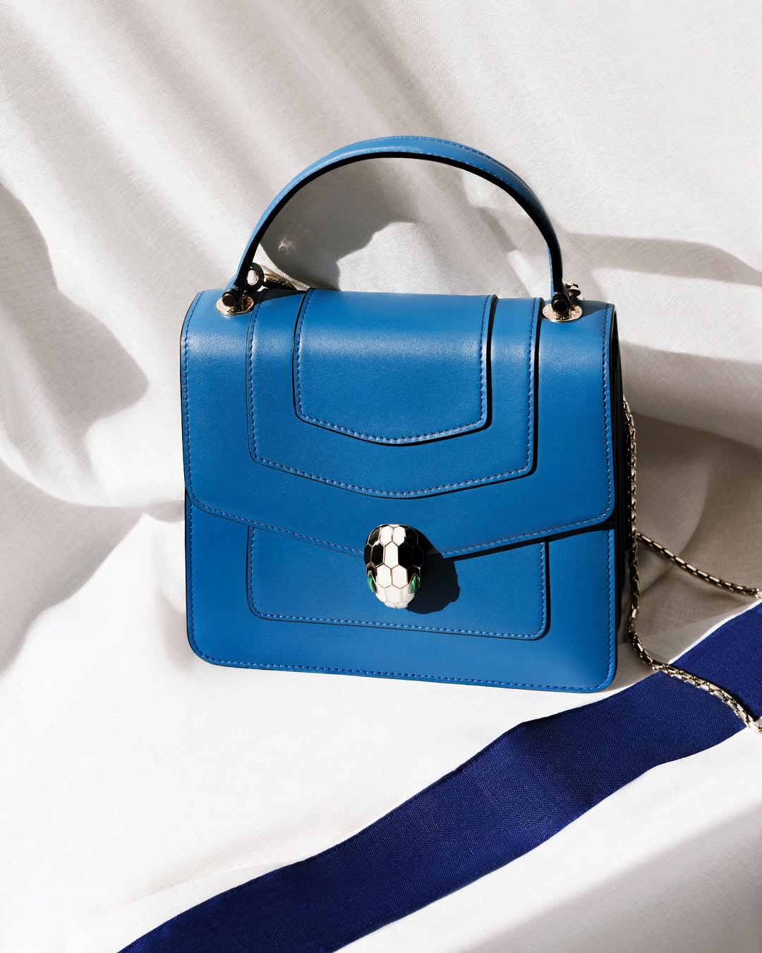 Still life of the iconic Serpenti Forever handbag by @bvlgari, photographed for @boleromagazin. Shot in Geneva, Switzerland with @nikoneurope
L'emblématique Serpenti Forever de @bvlgari, photographié pour @boleromagazin à Genève, Suisse, avec @nikoneurope.
#BvlgariBag #SerpentiForever #LuxuryStillLife #FashionEditorial #GenevaPhotographer
#SwissPhotographer #LuxuryPhotography #BrandContent #HighEndVisuals #ContentForBrands
#LuxuryCampaign #StudioPhotography #FashionBranding #VisualStorytelling #Geneva
#CreativeDirection #NikonZSeries #NikonEurope #SwissLuxury #LuxuryAccessories #GenevaStyle