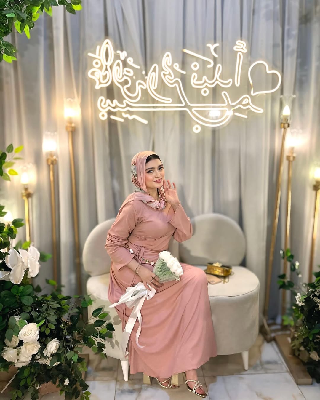 إنتيِ بَعدِك صغَيره..يـا قَـمَـرآ🤍🦢✨