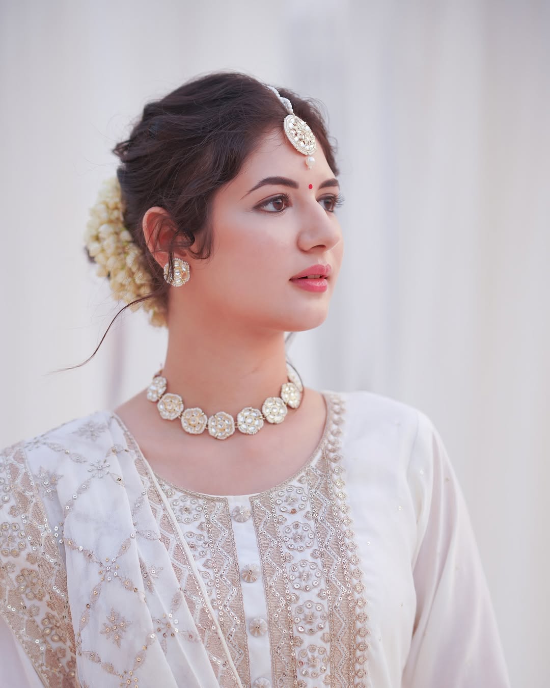 Wearing poetry today 🤍🪞🦢
.
.
.
Shot at:- @blivestudio.in
Shot by:- @drkpicture_ & Team
Edited by :- @rtstudiosofficial & @kunal_khavadiya_
Hmu:- @makeupby_ankss
#harshaali #harshaalimalhotra #kathak #trending #song #chaaptilak #poetry #classic #indianclassicaldance #grace
