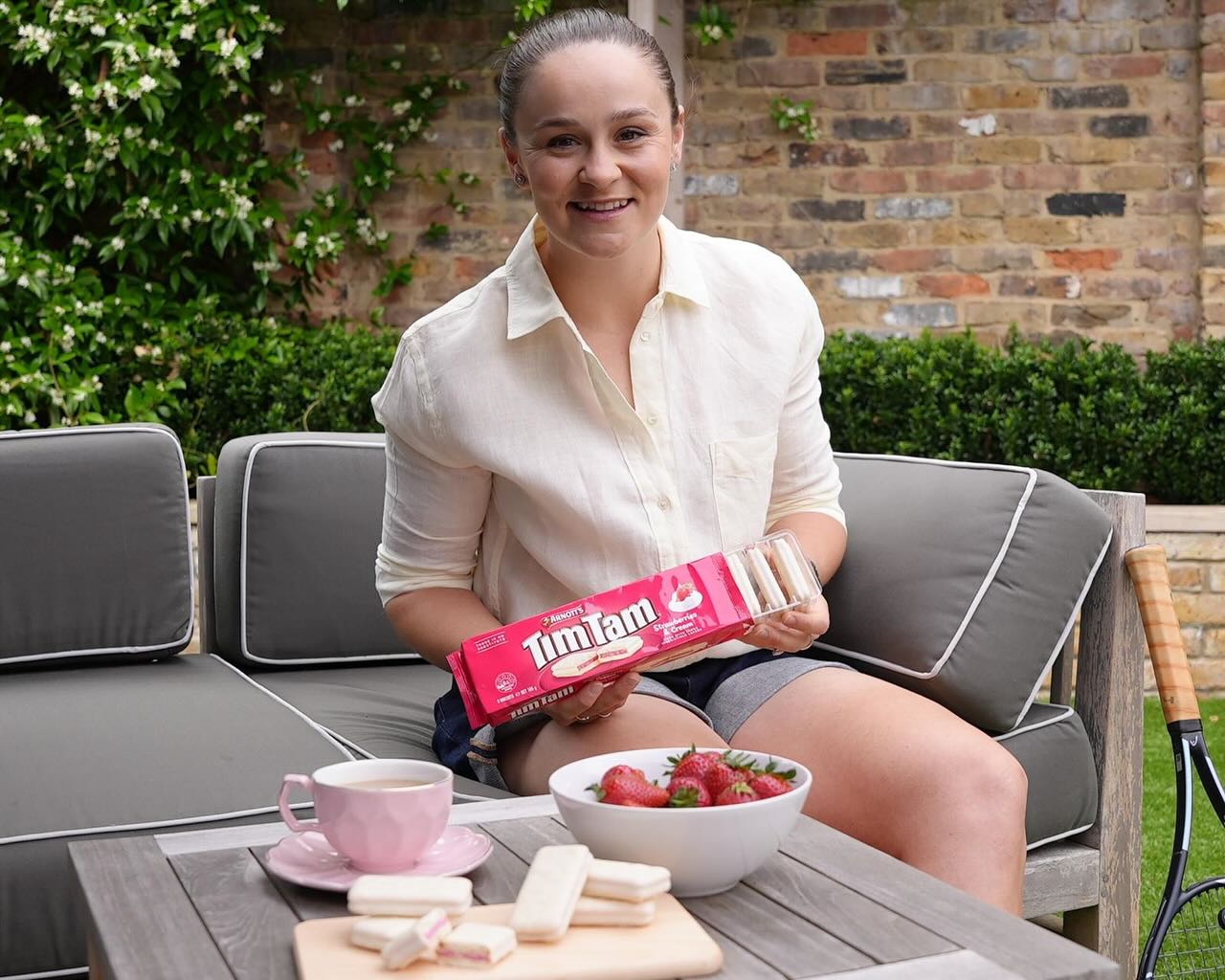 Big news… there is a new Tim Tam flavour in my fridge! Introducing Tim Tam Strawberries & Cream! 🍓🍫
The strawberry cream centre hits the spot and is already one of my favourites.
You can find it exclusively at Coles from the end of April – trust me, you’re going to want to try it! 🙌
#TimTam #StrawberriesAndCream #AshBarty