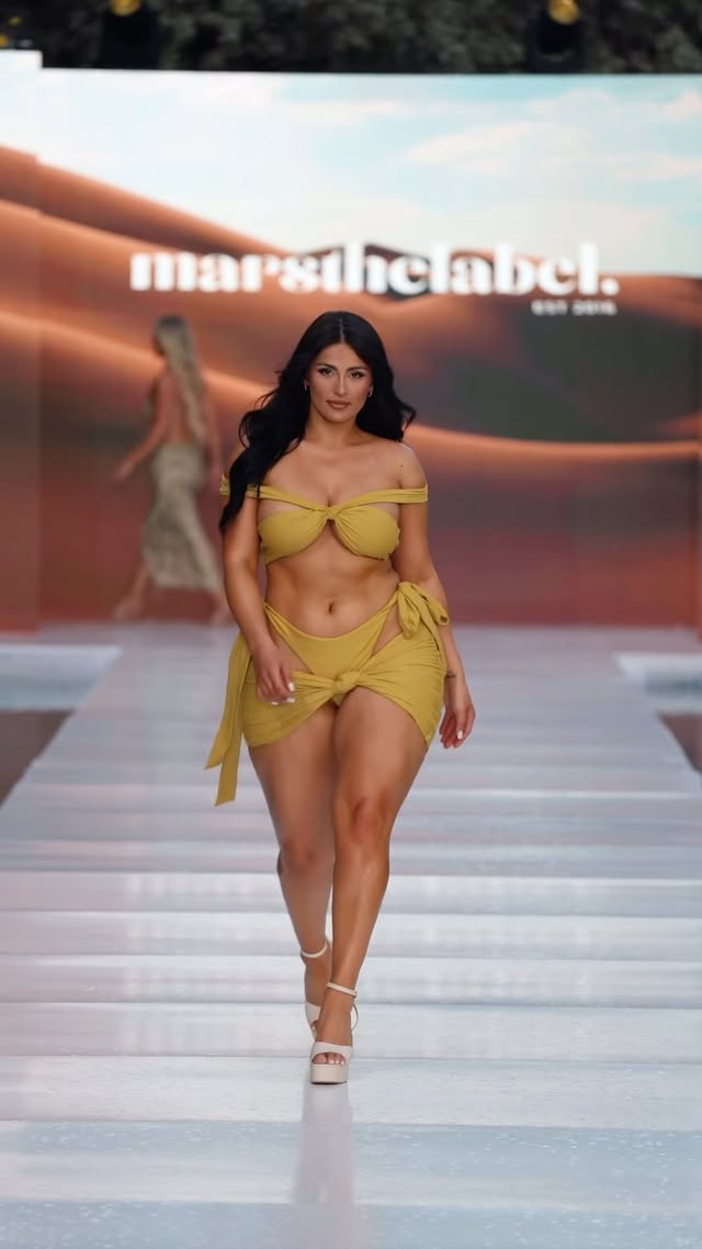 Aura glowing, energy flowing 💫
@marsthelabel
•
•
•
#marsthelabel #curvemodel #curvepower #curvestyle #curvemodels #naturalbody #miamiswimweek #miamiswimweek2024 #slsmiami