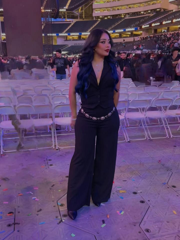 I missed my favorite song 🥲
Jumpsuit: @cabannafashion
Boots: @foreverundertwenty
Belt: @tenshoppe_la
#julionalvarez #julionalvarezconcert