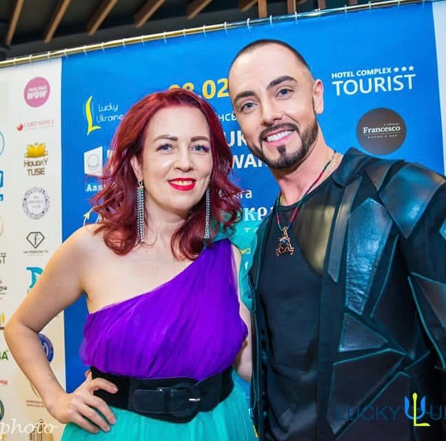 Дорогий Єгоре! @yegor.gray.music
Вітаю тебе з Днем народження!
Твій голос — це емоція, глибина і справжня магія, яка надихає і торкається душі. Ти — не просто співак, а справжній артист, який несе світло й енергію на сцені й поза нею.
Бажаю тобі безмежного натхнення, нових творчих висот, вдячних слухачів і незабутніх моментів на кожному концерті! Хай життя буде щедрим на можливості, щирих людей і музику, яка веде до сердець!
Залишайся таким же щирим, яскравим і талановитим. Вірю, що попереду ще багато перемог!
З теплом і повагою,
Олеся Тарасенко