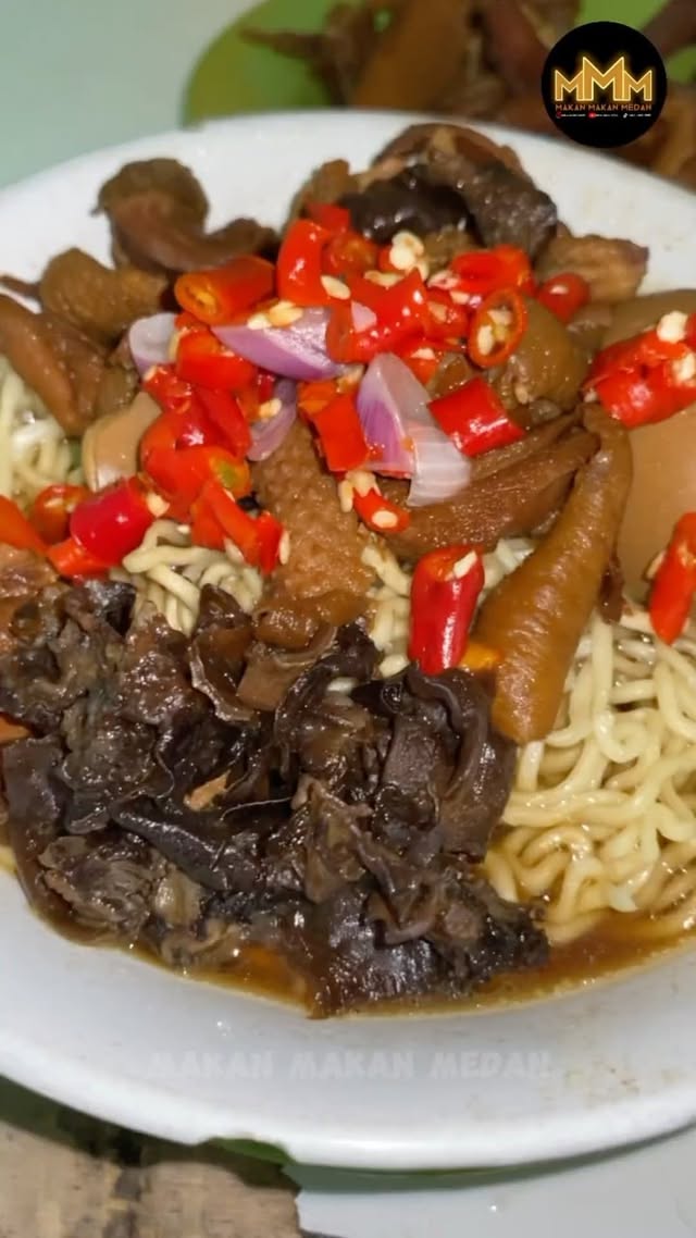 Mie ayam jamur yg sudah berjualan 30 tahun. Ada yg langganan disini ?
📍Mie Ayam Jamur Pakde
🏡Jl. Sikambing belakang adam malik
💰12rb
____________________________________
Follow Youtube & Tiktok : Makan Makan Medan
#makanmakan #makanmakanmedan #mmm #mieayam #mieayamenak #kulinermedan #medanhits #caklahklenteskalogakcaya #caklahklentes #maenkalii #medanviral
