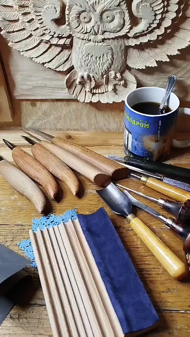 Как править инструменты на профилированной полировалке.
#школарезьбыпопковой #курсырезьбыподереву #обучениерезьбе #школарезьбы #пастагои