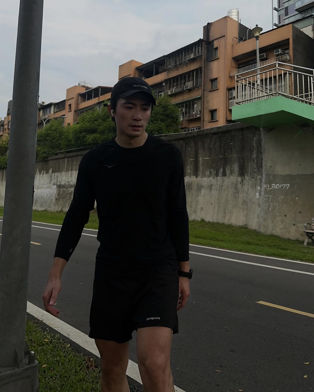 #chuckvoyage
這陣子連走路都在調整姿勢
跑完膝蓋也沒有這麼痛了
應該是昨天划船滑右槳的關係有訓練到
不過手機太大隻是不是真的要直接入一件越野背心⋯