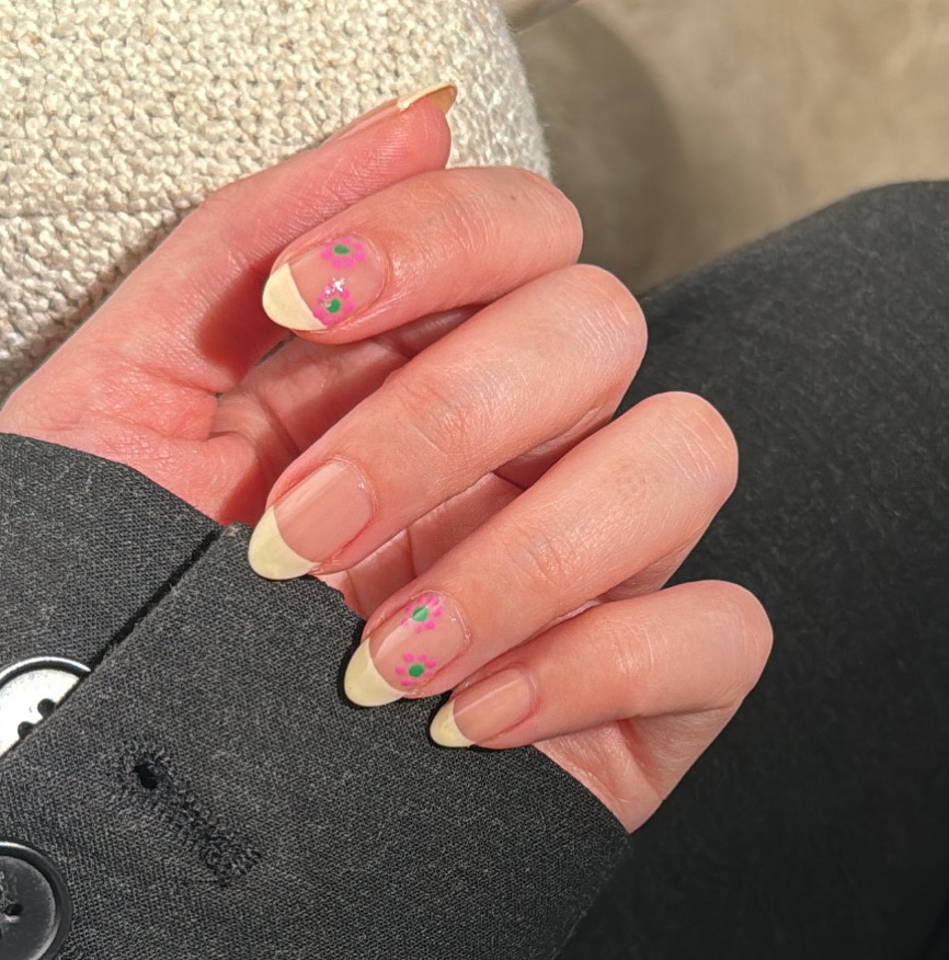 Butter yellow french with nail art 💛 - Evora Lounge