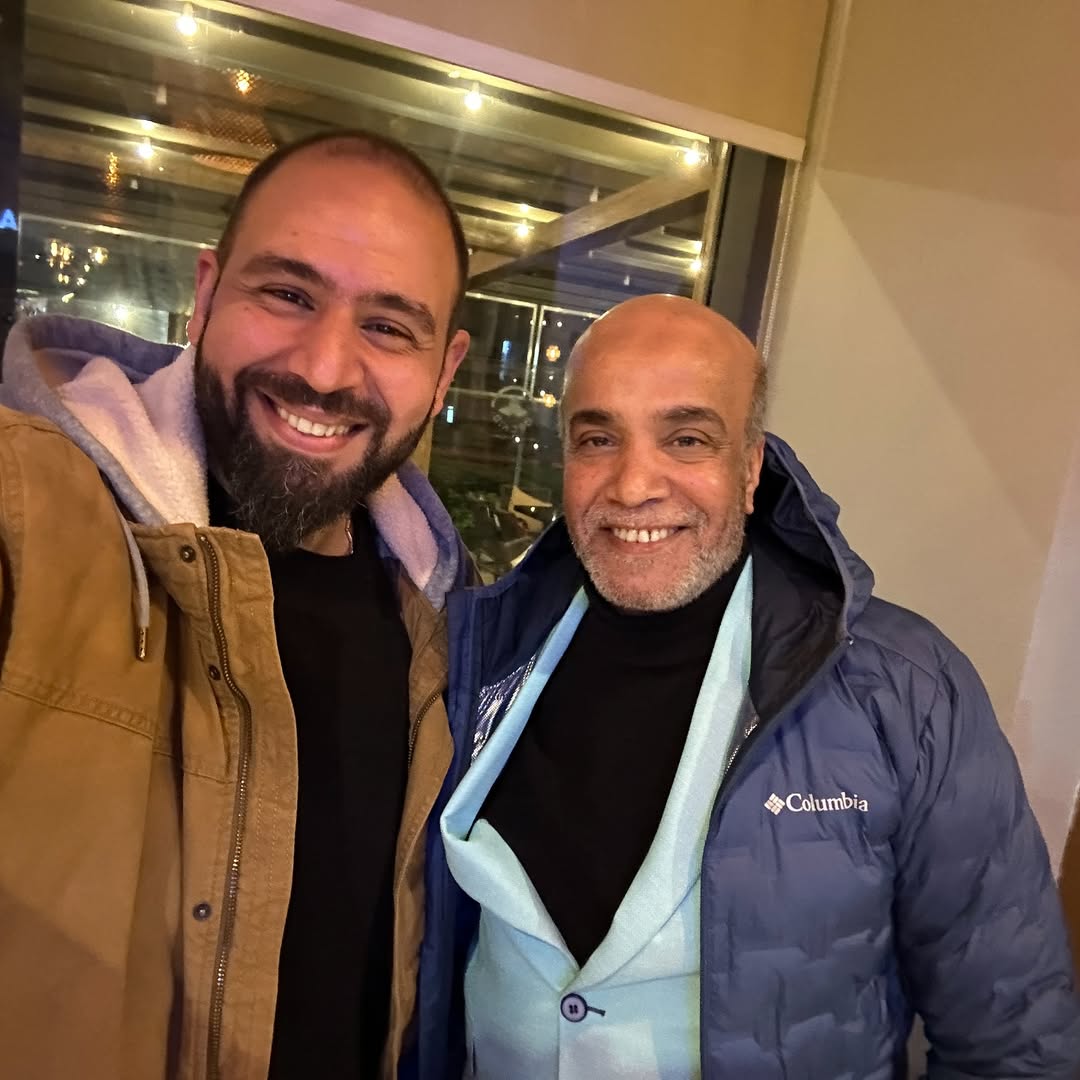 اليوم ده مكانش متخططله خالص، بس طلع من أجمل الأيام…
قابلت فيه الفنان سليمان عيد، وكان فعلاً زي ما بيتقال عليه: ابو قلب ابيض وخلوق.
كان فيه خفة دم طبيعية كده تحس إنها جاية من قلبه.
النهارده عرفنا خبر وفاته…
ربنا يرحمك يا أستاذ سليمان ويغفرلك، ويسكنك فسيح جناته.
إنا لله وإنا إليه راجعون.