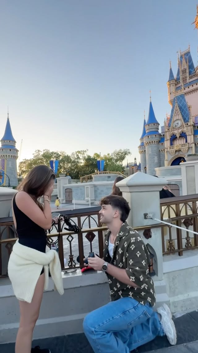 Nem o lugar mais mágico do mundo tem a magia do nosso amor. Agora é pra sempre ❤️
