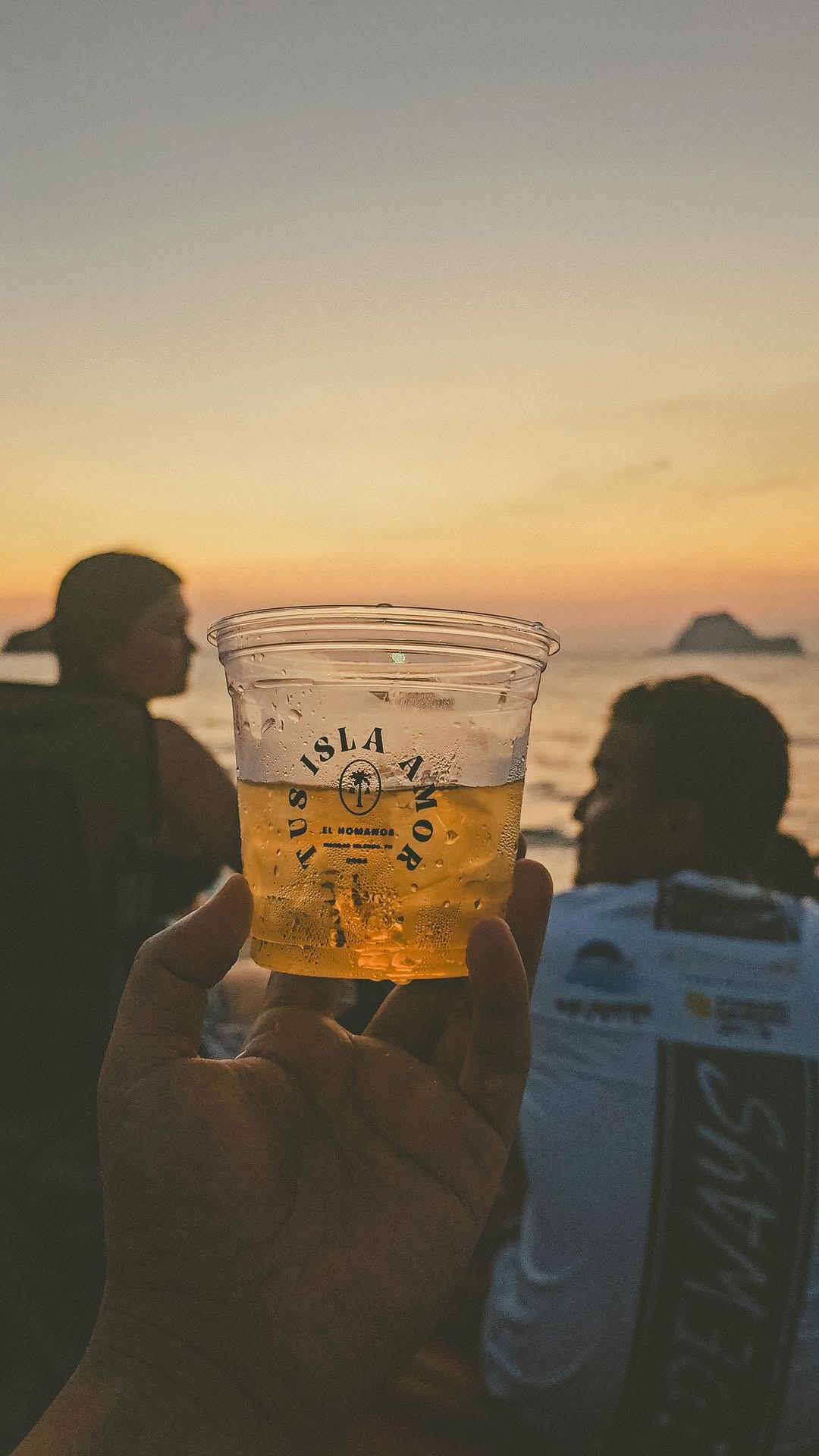 Spent the Easter weeked with friends as we also celebrated our 1st wedding anniversary off the grid in a cove in Zambales 🥰🏝️🥓🍜🎥🍿🤿