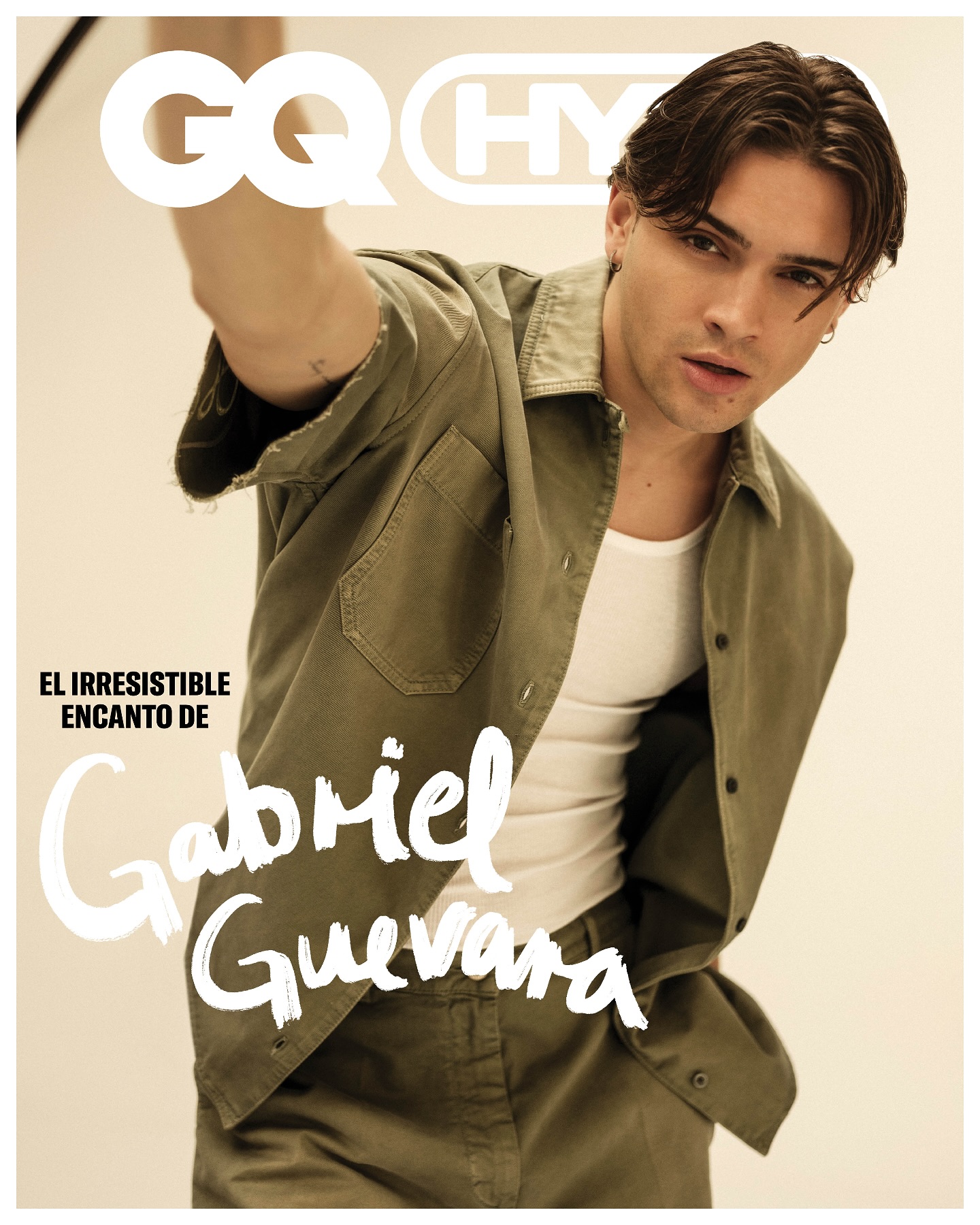Gabriel Guevara está en su mejor momento: con la trilogía Culpa Mía se gana el título del nuevo rebelde que trae de cabeza a la GenZ. Gabriel creció entre escenarios, ritmo y arte. Desde niño sabía que lo suyo era actuar y bailar, y lo demostró con todo en montajes como La Bella y la Bestia. Su herencia multicultural lo hizo curioso y versátil, algo que lo ayudó a interpretar a Nacho Duato en la serie Bosé. “Tengo el ritmo en la sangre”, dice. Fan de Johnny Depp, Tim Burton y del cine español, sueña con hacer pelis de terror. Y aunque ama la fantasía, lo suyo es probar de todo. Gabriel está listo para ir por más.
Conoce toda su historia para GQ HYPE en el link in bio. 🔗
Entrevista: @dolymallet
Fotografía: @juankr_