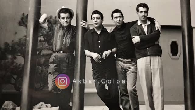 در نوای ابوعطای گلپا، نسیم خاطره میوزد؛
آنجا که نغمه، همسخنِ دل میشود،
و سایهای خاموش، در پَسِ هر آوا، جان میگیرد و روان.
فراز، یادگار عهد دیرین است،
و فرود، زمزمهی شکوهِ هجر و بیخبری!
قهرِ یار و گریزِ دل،
و آن سایهی مانا، که لحظهای جدا نمیشود،
چون نقشِ محوِ ایام،
همچنان با دل همراه است...
کجاست دل، تا از این نقش، آرام گیرد؟
@akbar.golpa
@farhadrahimi_music ✍️
«تصویر مربوط به حضور اکبر گلپایگانی، فرهنگ شریف، علی تابش و سیامک پورزند در اوایل دههی چهل خورشیدی در آمریکا است».
#اکبرگلپایگانی
#فرهنگ_شریف
#ابوعطا
#هماگرامی