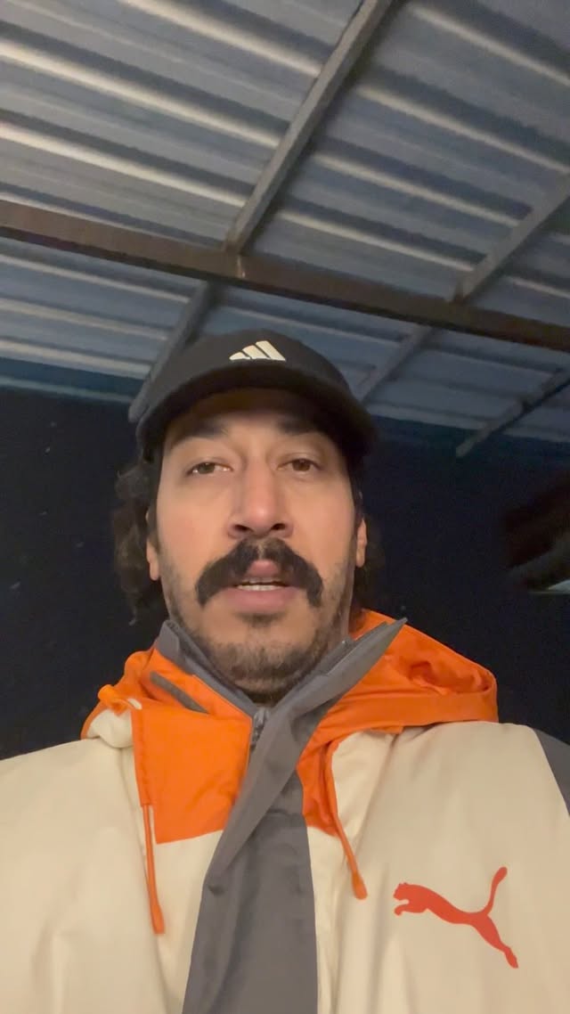 پايتخت هم تمام شد 🥹🥹....تو همين شب هاى سرد بود كه تازه شروع فيلمبردارى من بود...پر از استرس .....اگر به بار نشست حاصل همراهى اين خانواده عزيز و دوست داشتنىِ.....ممنونم از پيام هاى پر مهرتون ..جاى هومن خاليه...🥹🥰