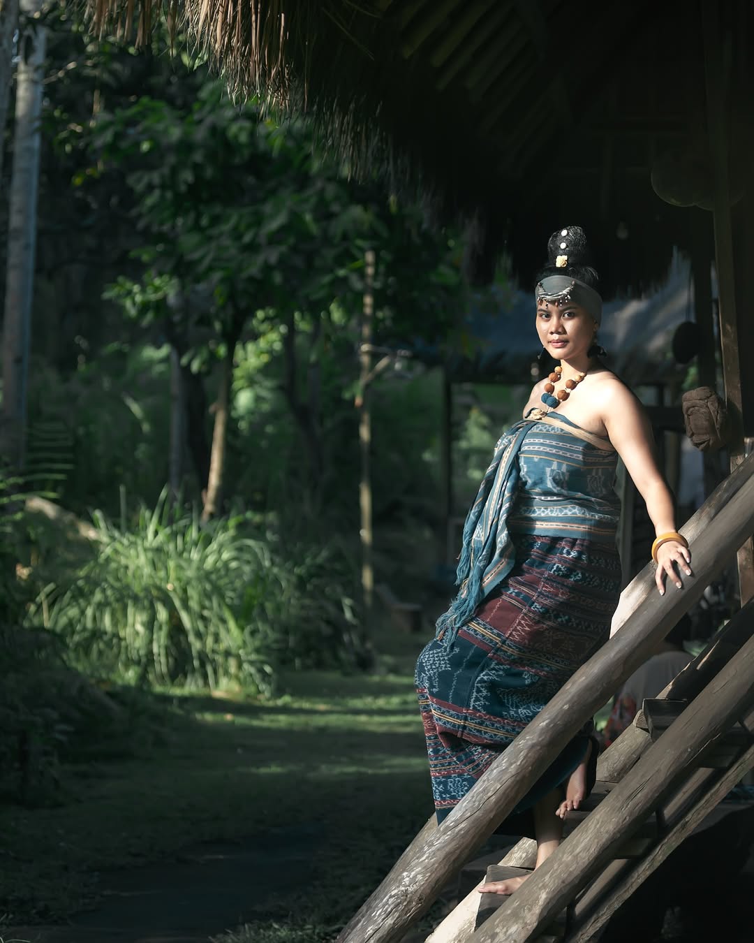 Not just a portrait—but a rhythm of roots, a soft rebellion in woven threads. Siska @official.siskaeee stands where past and present meet, holding tradition with both hands and making it her own.
#photography #portrait #photoshoot #photograph #portraitphotography #geonusantara #maumere #tenun #35awards #1x