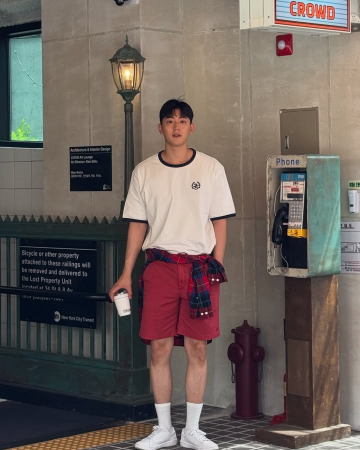 #광고
오늘은 빈폴의 헤리티지클럽라인을 이용하여 ootb(out of the beanpole)를 완성해봤습니다‼️
첫 착장은 기본적인 링거티와 색감 좋은 반바지, 그리고 포인트 되는 셔츠를 묶어줘서 입어봤습니다‼️
두번째는 셔츠 패턴 자체로 이쁜 포인트가 있는 폴로셔츠에 베이지색 숏팬츠를 사용해 입었습니다🍏
마지막으로는 시원한 느낌을 주고 싶어 파란 느낌의 착장으로 입었는데요🌊 중앙에 커다란 로고와 이너로 입은 형광티셔츠가 포인트가 되어 이쁜 것 같습니다‼️
#빈폴 #빈폴_OOTB #OOTB크루 #헤리티지클럽