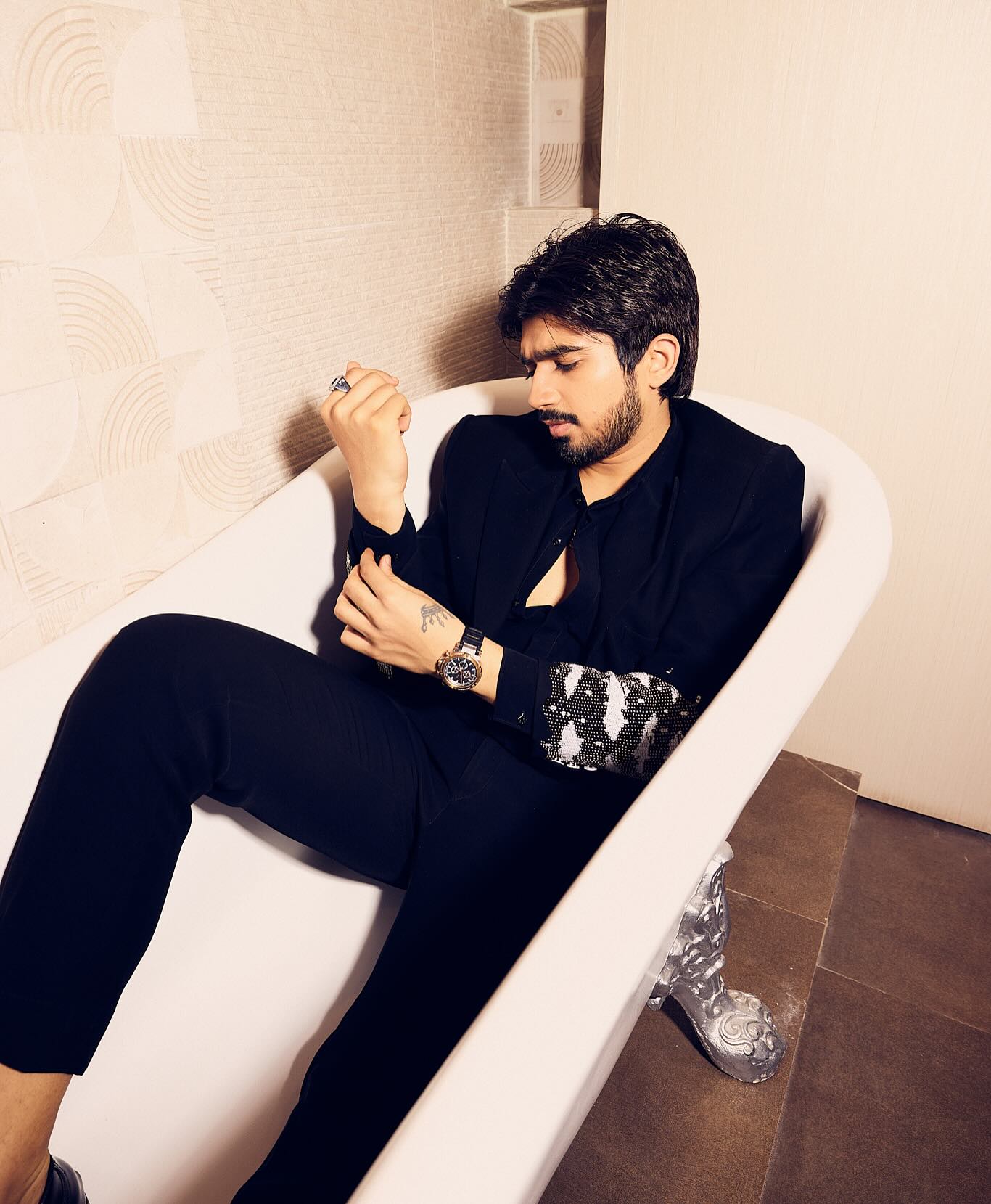 No shortcuts, just small moves every day
.
.
Outfit- @zueveraindia
Styled by - @princyypatell_
.
.
#RidhamJataniya #RJ #Trending #ExplorePage #outfit #photography #blackfashion