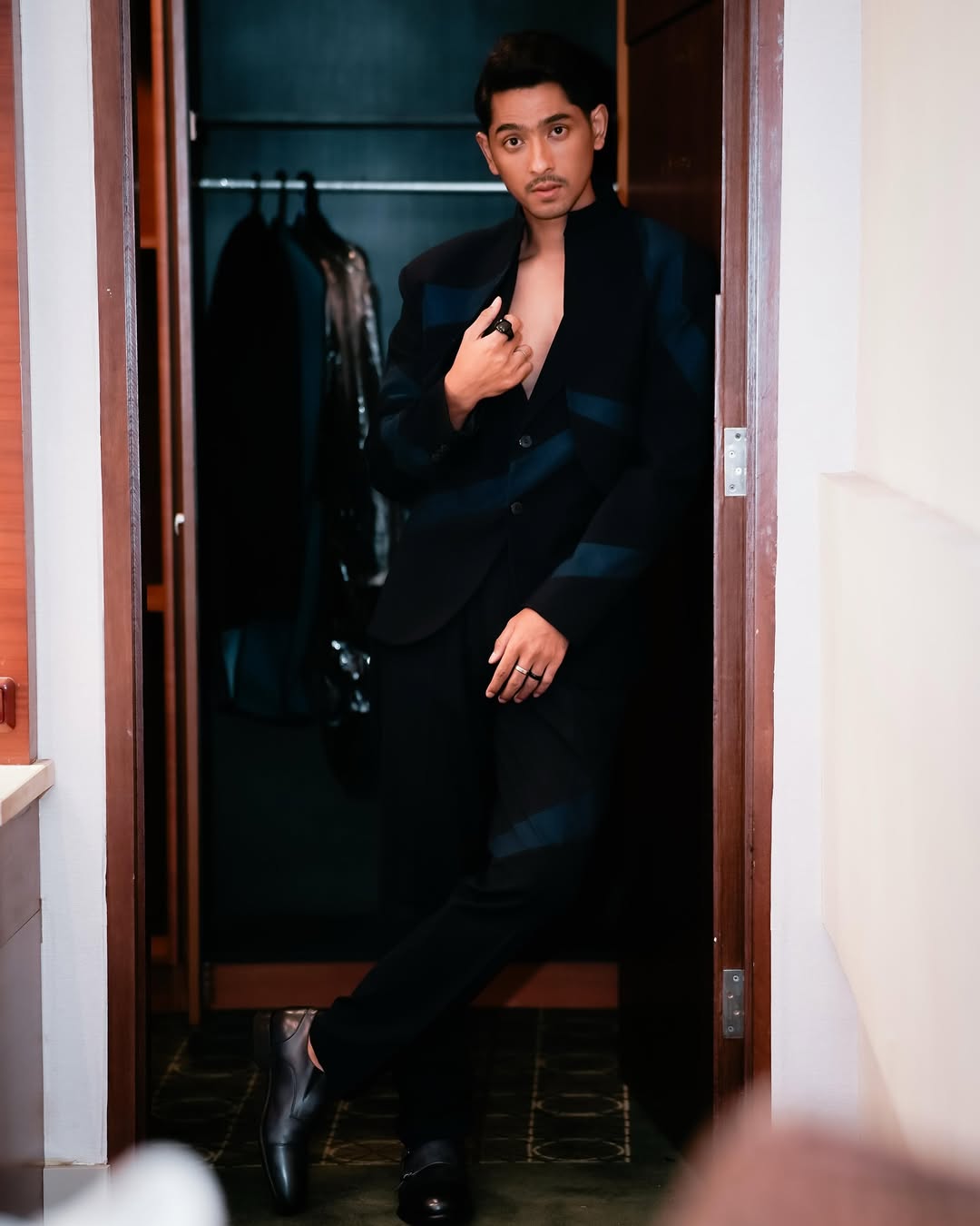 Tugas mu hanya memperbaiki diri.semakin kamu baik,semakin ALLAH hadirkan hal-hal baik dalam hidupmu.percayalah
“Aku akan usahakan”
Suit @bytemmaprasetio
Shoes @mariominardi_official
Fashion Stylist @erichalamin
Grooming @erikanurdiani
Hair @nath_hairdo
Sayap-sayap patah 2 “OLIVIA”
8 mei 2025 🤲🏻