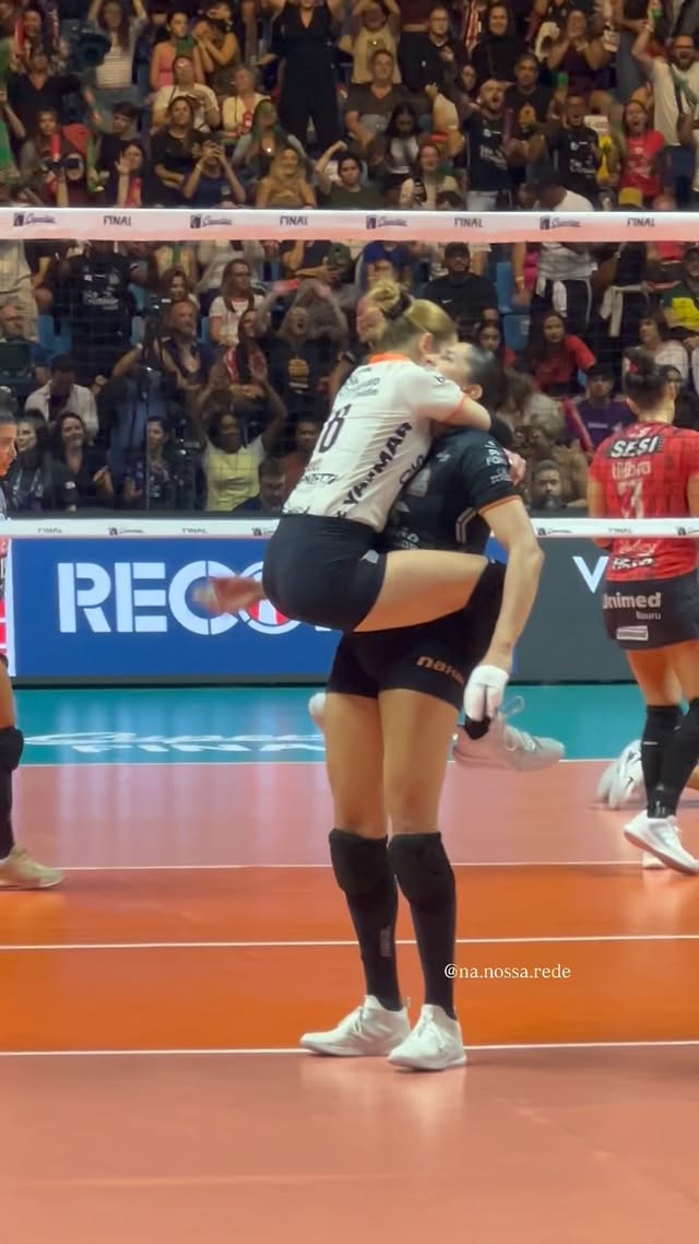 Ela fechou o terceiro seu pro Osasco São Cristóvão Saúde (28/26) e colocou tudo pra fora!! Essa é a Nati que a gente conhece!! 🤩💪😅
#vôlei #voleibol #NaNossaRede
Vídeo: meu mesmo
