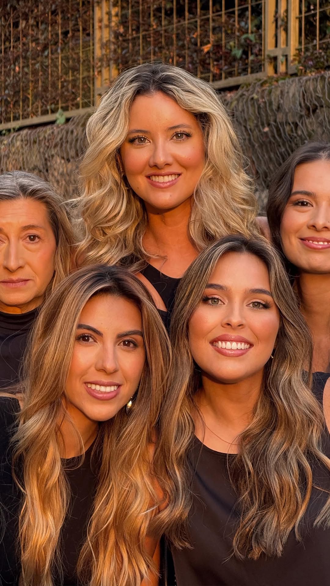 Nada como recordar los bailes del colegio😀! No eran solo coreografías, eran sueños, risas y un brillo que jamás se apagó. Hoy, ese recuerdo se transforma en homenaje, y mi cabello lo refleja con cada destello. Glycolic Gloss + Óleo Extraordinario de Elvive de L’Oréal Paris😀💃
Etiqueta a esa amiga con la que hacías bailes en el colegio💗.
@lorealparis porque tú y tus amigas lo valen!
#lorealparishaircare