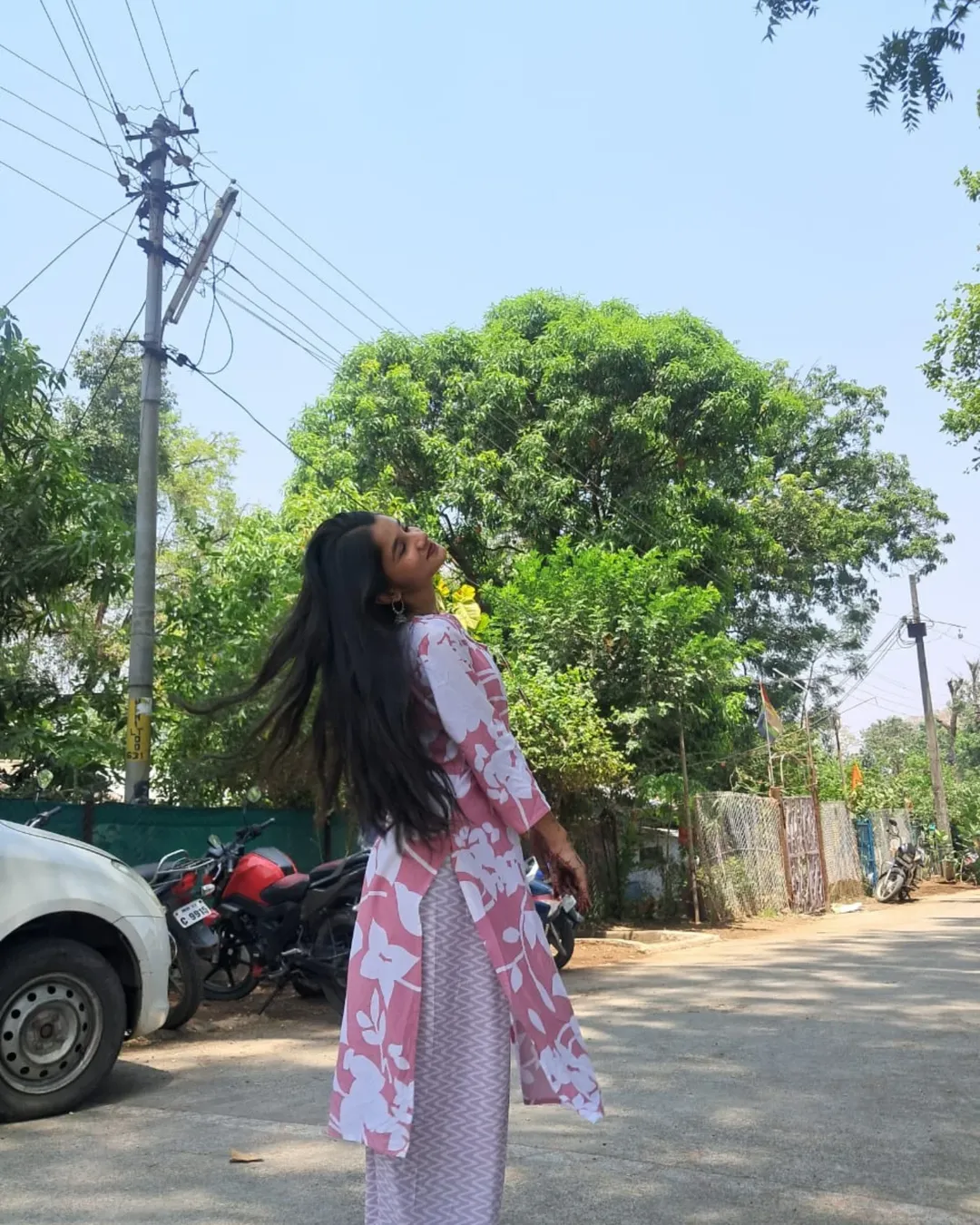Just me and my obsession with hair flips💗🥰💅🏻
.
.
.
#anshika #photo #blushing