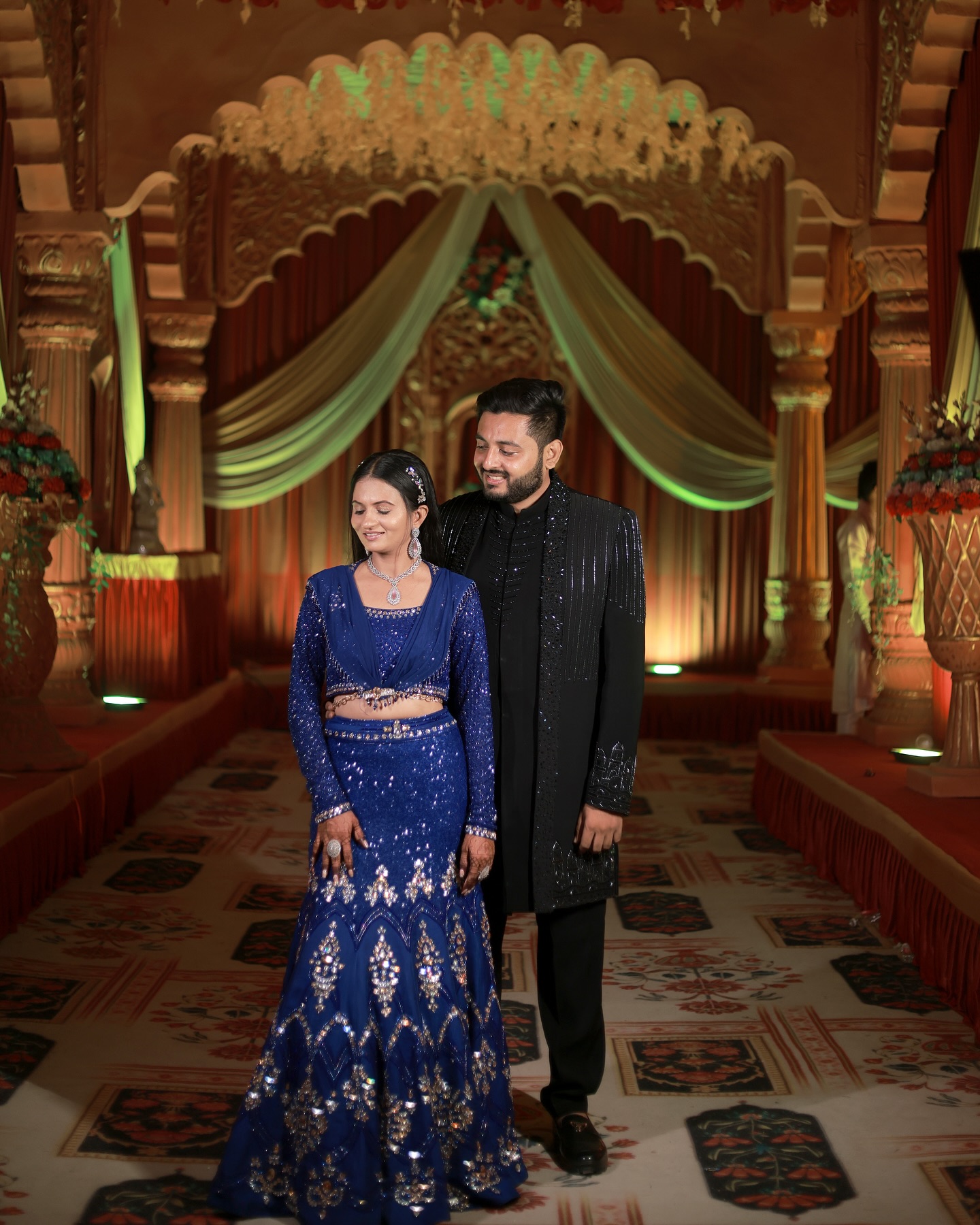 A moment captured in timeless grace ๐๐ค
Groom Outfit - @aarti_ethnic_collection
Bride outfit- @fastfashion_surat
MUA - @samarpan_beauty
Caputure - @vision.stories_
#couple #designer #traditionalwithatwist #ethenic #elegant #lehngha #family #look #instagram #cute #smile #viral #photography