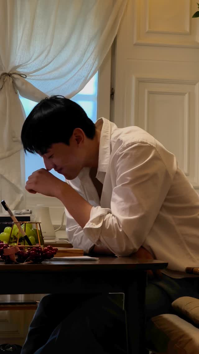 #광고
꼬달리의 ‘비노퍼펙트 화이트닝 세럼’
다크스팟이 사라지고 피부톤이 좋아진다고 해서 처음엔 반신반의하고 사용해봤는데 생각보다 효과가 좋아서 놀랐어요‼️ 피부가 생각보다 칙칙하고 잡티가 많은데 꾸준히 바르고 나니까 톤이 조금씩 밝이지는게 느껴지더라구요! 먼저 저는 제품이 끈적한 느낌을 별로 안 좋아하는데 제품 바를때 부담스럽지 않은 느낌이라 편하게 사용했어요‼️
실제로 사용 8주 후에 63퍼센트 다크스팟이 완화된다고 해요! 인기도 좋아서 전세계에서 15초마다 한병씩 팔린다고 해요🥵
피부 고민 많으신분은 ‘비노퍼펙트 화이트닝 세럼’ 한 번 구경해봐도 좋을 거 같아요😆
#꼬달리 #꼬달리코리아 #caudalie #비노퍼펙트 #vinoperfect