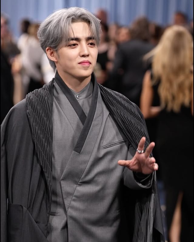Elegance. Innovation. Heritage. S.COUPS steals the spotlight at the Met in a custom BOSS creation that echoes a Korean hanbok jeogori jacket, paired with a stunning, floor-length coat #BeYourOwnBOSS #SCOUPS