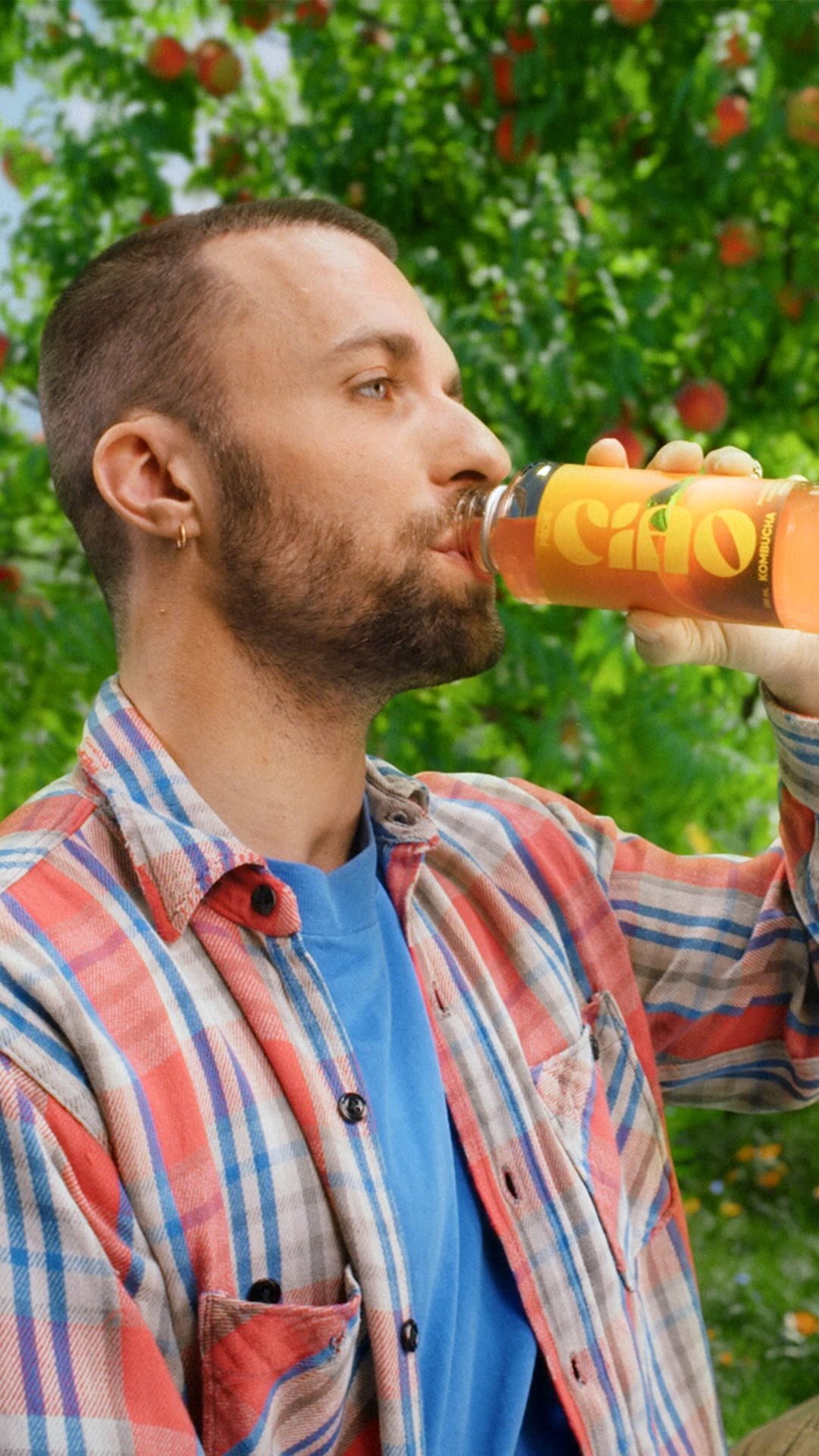 Ça y est ma boisson est dispo partout : voici Ciao Kombucha ! ☀️🍹 (@ciaokombucha)
J’ai découvert les boissons naturelles y’a 2 ans et ça m’a carrément aidé à diminuer ma consommation de sodas, et d’autres boissons souvent saturées en sucres et pas top pour la santé.
Mon coup de cœur ça a été le Kombucha, et j’ai voulu créer une recette accessible niveau goût pour populariser ce type de boisson au plus grand nombre et qu’on boive tous un peu mieux 🫡
Ciao Kombucha c’est donc une boisson naturelle, faible en sucres et calories, et qui contient des probiotiques naturels ! 🍃
C’est délicieux et très rafraîchissant, et y’en a pour tous les goûts puisqu’on lance 6 saveurs 🍑🍇🍋🫐
Vous pourrez normalement en trouver un peu partout en magasin dès la semaine prochaine, j’ai hâte de lire vos retours 🫶🏻
Crédits trailer :
Réalisateur @theodorebonnet
3D @orage_studio
Musique Slim & the beast - Lisbon (Myd radio edit)