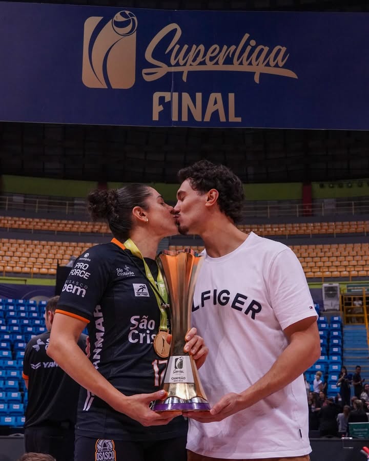 Parabéns meu amor por dominar as quadras, conquistar a tríplice inédita e ser consagrada a MVP. Isso não foi nenhuma surpresa pra mim, porque você sempre foi a Pessoa Mais Valiosa no meu mundo.
Sua força, dedicação e paixão pelo esporte me inspiram todos os dias. Eu tenho tanto orgulho de você, e mais ainda por estar ao seu lado.
Essa vitória é sua, você lutou e mereceu cada pedacinho dela. E eu vou estar sempre aqui, torcendo pelo seu sucesso.
“The real MVP”
Eu te amo ❤️