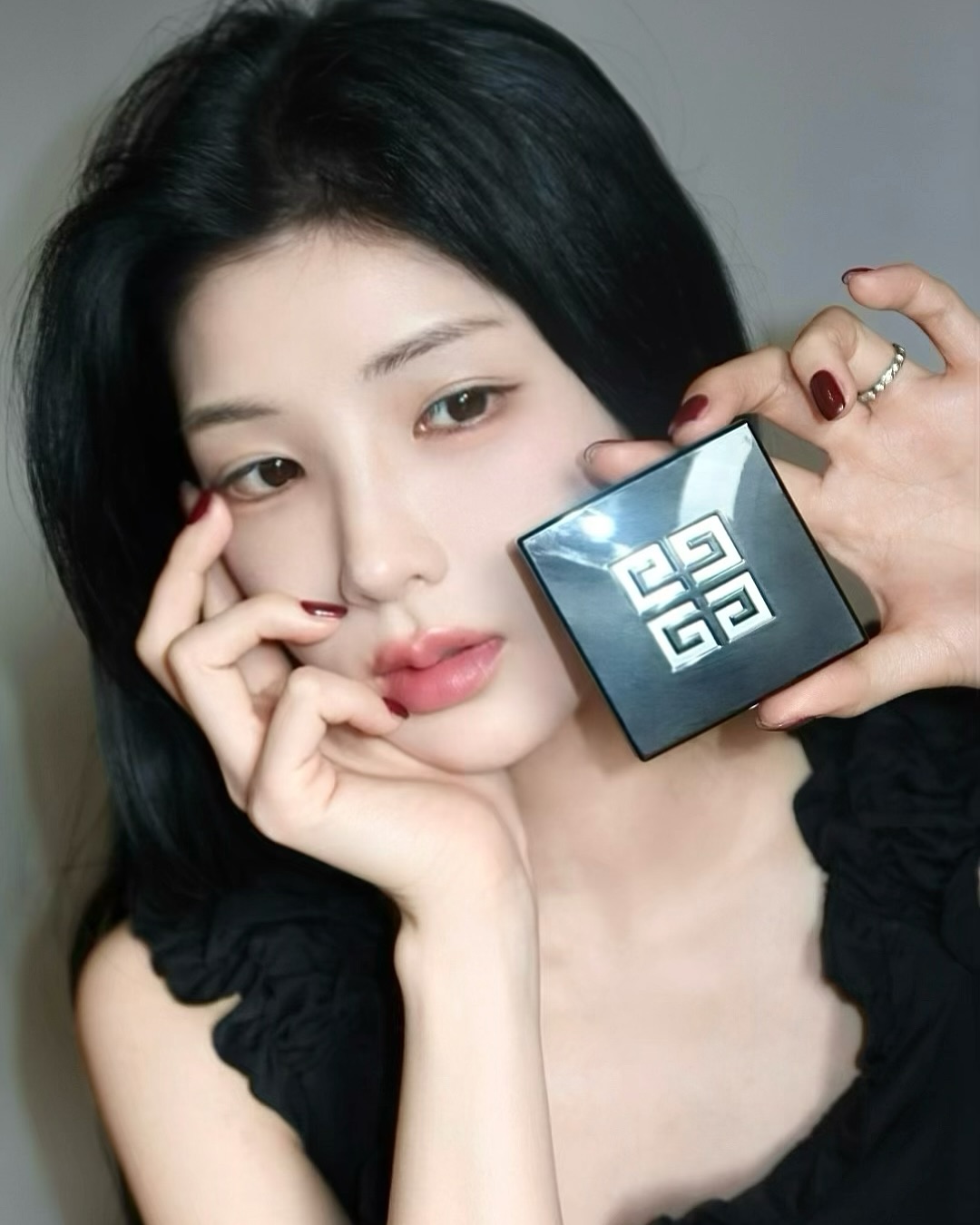 #광고 @givenchybeauty
지방시뷰티가 프리즘 리브르 루스 파우더를 프레스드 타입으로 새롭게 선보입니다!
피부의 수분은 유지하면서 불필요한 유분기만 딱 잡아주는 제품인데요
모든 톤에 적합하도록 5가지의 쉐이드로 구성되어 있고, 4가지 컬러 코렉팅과 톤 보정이 자연스럽게 되더라구요🎨
저는 N00 튤 오팔레센트, N01 무슬린 파스텔 컬러를 사용해봤는데요
N00 튤 오팔레센트 컬러는
라벤더, 핑크, 화이트톤의 쉐이드로 구성되어 있어서 노랗고 칙칙한 피부를 화사하게 보정해주는데 적합한 컬러고
N01 무슬린 파스텔 컬러는
그린, 블루, 퍼플의 쉐이드로 붉은기나 잡티있는 피부를 매끈하고 정돈된 피부로 만들어주는 컬러예요
기존의 루스 파우더도 잘 쓰고 있었는데
이번에 새롭게 리뉴얼된 프레스드 파우더는
고운 파우더 입자가 피부를 확실하게 보정해주고 브러쉬가 내장되어 있어서 더 편리하게 잘 쓸 것 같아요!
#지방시뷰티 #프리즘리브르파우더 #코렉팅파우더 #벨벳코렉팅파우더 #지방시파우더 #지방시브론저 #파우더추천