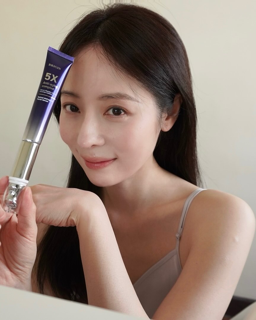 眼周的肌膚真的會隨著年齡跟長期化妝卸妝開始鬆弛耶!我前陣子照鏡子看自己總覺得沒什麼精神,主要是眼皮總是拋拋的。朋友還有建議我去做個醫美提一提眼尾肌⋯⋯
但我一直以來都很傾向護膚保養,所以就搜尋了一番近期的眼霜新品,畢竟專櫃的眼霜我可以說都用過一輪了~
必須來推薦一下我近期的愛用保養品“媛生超導微震 A 醇精華”#抗皺藍熨斗
作為眼霜來使用,幾天後就感覺眼睛都亮了!
主要是它本身有一個很厲害會震動的45度斜切按摩儀,每分鐘可以震動12,000次,手指輕握在金屬處,就會感受到快速又輕盈的震動,彷彿許多小手在幫臉部按摩非常舒服,我通常會先從最在意的眼周開始使用,在一路帶到法令紋和抬頭紋的位置保養,因為特殊的震動設計,讓精華吸收的特別快速,能夠好好的直達臉部深處做好完整保養。
以前也曾考慮過買美容儀,但這支CP值更高,不用插電就能震動、輕輕的一小支就能讓臉部做好全面保養,功能實在是太得我心了~
看了一下成分表,裡面有HPR A醇、複合胜肽、膠原蛋白、神經醯胺跟咖啡因,完全就是緊緻拉提的神仙組合,尤其是裡面的HPR A醇,溫和不刺激,對肌膚非常友善,用到現在都沒有出現過敏的反應。
精華的質地是滑潤的水感乳霜,淡淡的香味很好聞,再搭配震動的45度斜切按摩儀,冰冰涼涼帶一點香氣,超適合早上起床眼睛浮腫來按摩消腫,整個心情也變得非常好。
當然保養的盡頭是身體健康,飲食均衡、好好睡覺、心情愉快是美麗和年輕的源頭!
(但遇到一個好用的臉部精華美容儀也能讓我心情很愉快)
祝大家一起變漂亮,愛自己呦
#brigin #媛生 #抗皺藍熨斗 #超導儀微震抗皺緊緻A醇精華 #下載APP領取150元購物金 @brigin_skincare @beauty321