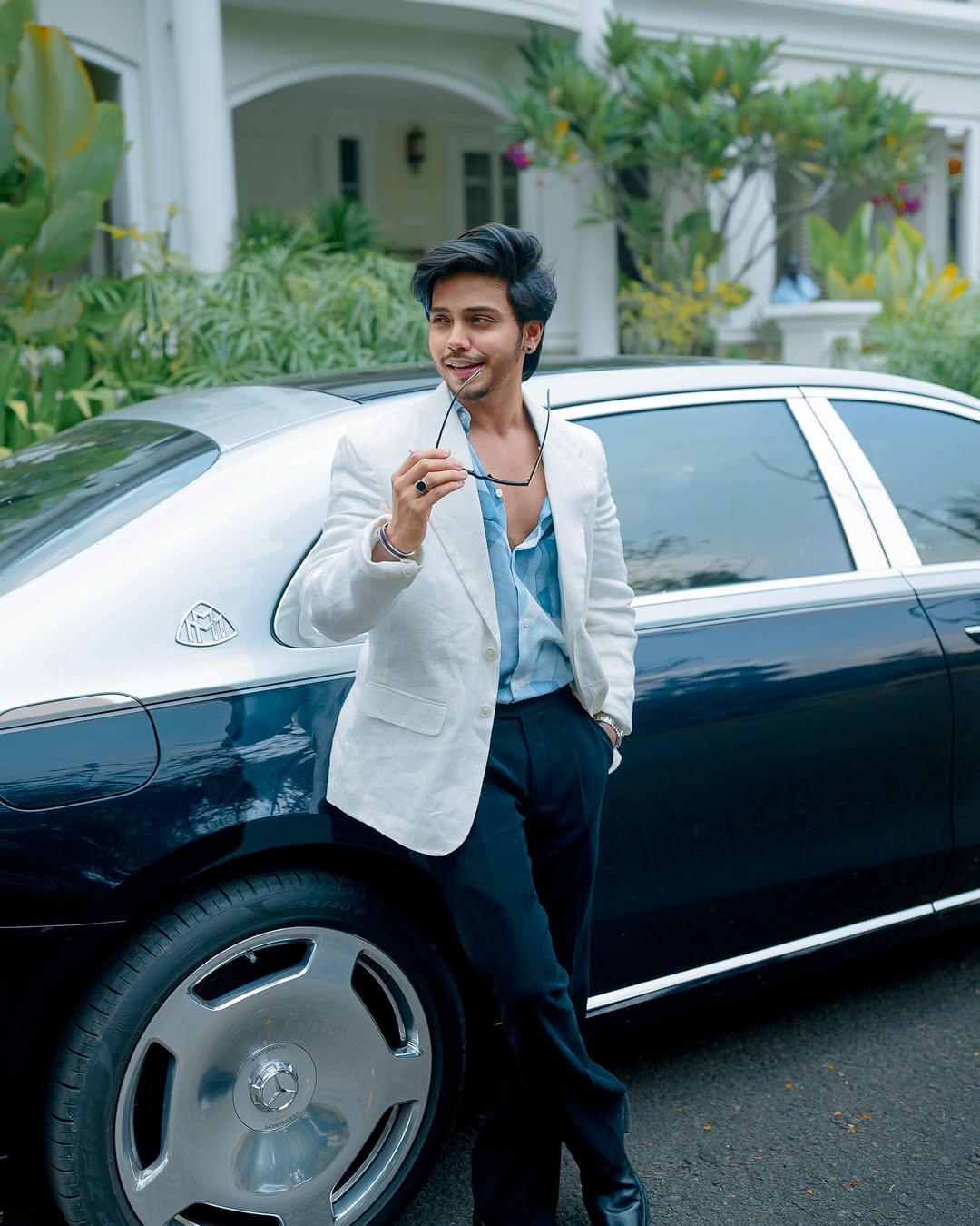 My success stands on the shoulders of a man who never gave up. For 40 years, my father drove a taxi so I could live the life he never had. These cars are luxury mean nothing compared to the journey he made for me.🙌
#proudson #blessed
Click By:- @urmdancer
Editing :- @ashcreationz_04
#instagood #instadaily #explore #igers #cars #sajidwood #sajidzone