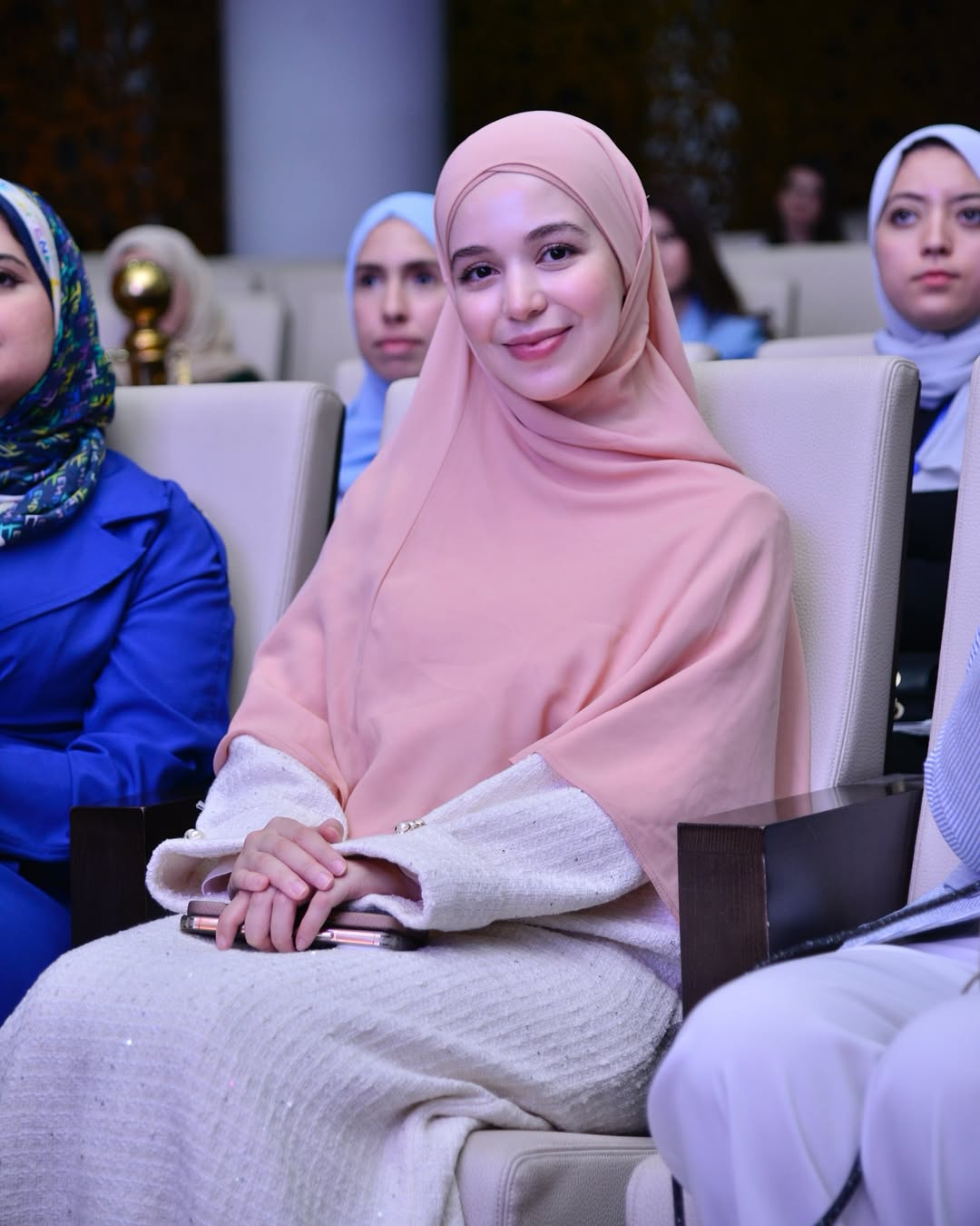أهلاً من منتدى النبراس لفائدة الأطفال التوحديين،
@nibras.foundation
حيث التقينا في الخير كعادتنا، مع كل هذه الوجوه النيرة.
في هذا الحدث الملهم، تعلّمنا الكثير، للامانة..
تعمقنا وفهمنا عالم الأطفال التوحديين، من جوانبه الصحية والنفسية، إلى أبعاده الاجتماعية والدينية.
استمعنا إلى قصص مؤثرة، واكتشفنا كم يحمل كل طفل منهم من رسالة أمل لنا جميعاً.
وشهدنا لحظة مؤثرة بتكريم الدكتور أبو عبدالله
@pr.ybouabdellah
، شخصية ملهمة نبيلة شريفة حملت رسالت الخير من بلادنا لبلاد أهالينا المستضعفين.. فكّ الله كربتهم ولطف الله بقلوبهم، ونصرهم برحمته.
هذا المنتدى لم يكن مجرد لقاء، بل كان نبراساً للرحمة.. ولله الحمد والشكر دائماً وأبدا.
أشكر كل من ساهم في انجاح هذا المنتدى، بدءاً من صديقتي الملهمة @oumaimaakdi و كل فريق المنتدى.. في ميزان حسناتكم اجمعين🫶🏻
ألقاكم في حدث آخر، بإذن الله❤️