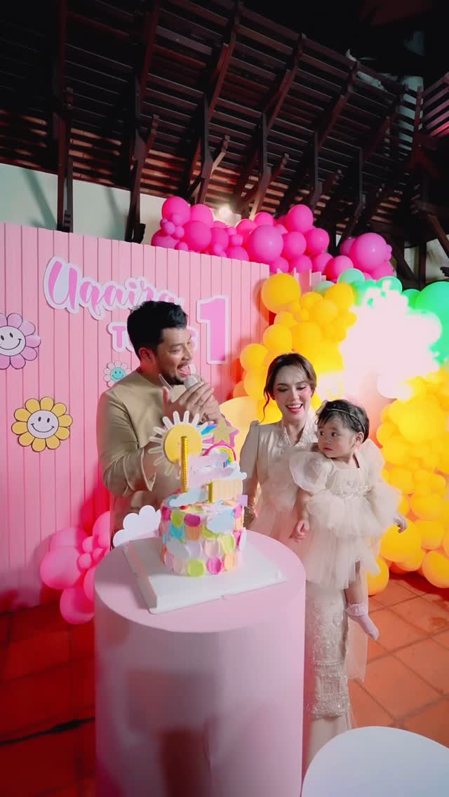 Salam dah nk dekat 3 minggu qasha peram vid harijadi anaknda ku Haura Uqaira yang ke setahun,sebab tak berapa sihat tak buka langsung IG ni . Ya Allah cepat nya masa berlalu dah setahun lebih dah anak ku .. Uqaira semoga uqaira jadi anak yang solehah ya . Ibu sayang sangat dekat qaira .. tq semua family yang hadir . ❤️
dress uqaira n baju ibu from @shanellharun nanti qasha post pic gambar bju kami k ❤️