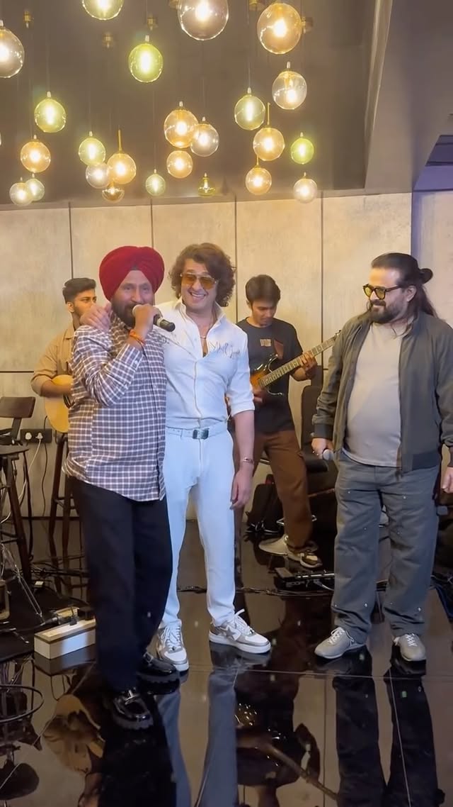 #AboutLastNight
Thankyou @ipritamofficial ji & @sonunigamofficial ji for immense Love & Respect
@300lyorcohen sir your dance moves 🙌
Congratulations #BhushanKumar @tseries.official @youtubeindia for completing 15 years partnership.