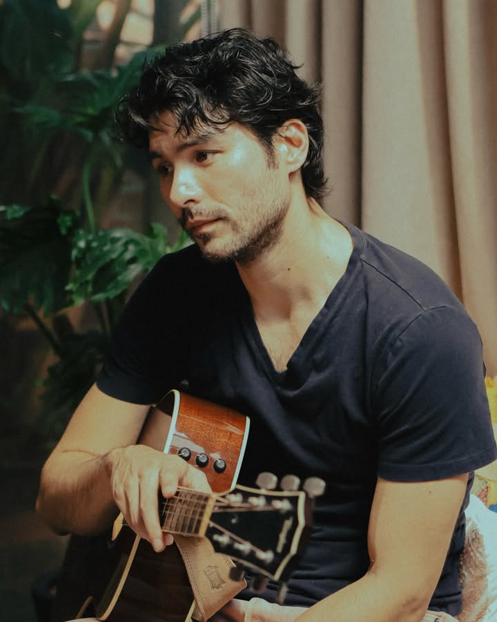 壓克力柿子 𝑲𝑨𝑲𝑰 𝑨𝑪𝑹𝒀𝑳𝑰𝑪
主唱 鳳小岳 @rhydianvaughan_official
➢一句話形容自己
「我是個活在自己世界裡的現實主義者,還相信音樂可以拯救世界的傻瓜」
➢一句話形容樂團
「壓克力柿子是一個浪漫的樂團」
✔追蹤「壓克力柿子 𝑲𝑨𝑲𝑰 𝑨𝑪𝑹𝒀𝑳𝑰𝑪」樂團官方IG
@kakiacrylic
-
#壓克力柿子 #鳳小岳與壓克力柿子
#壓克力柿子就是硬柿子
#鳳小岳 #雞屁 #阿達 #李軒