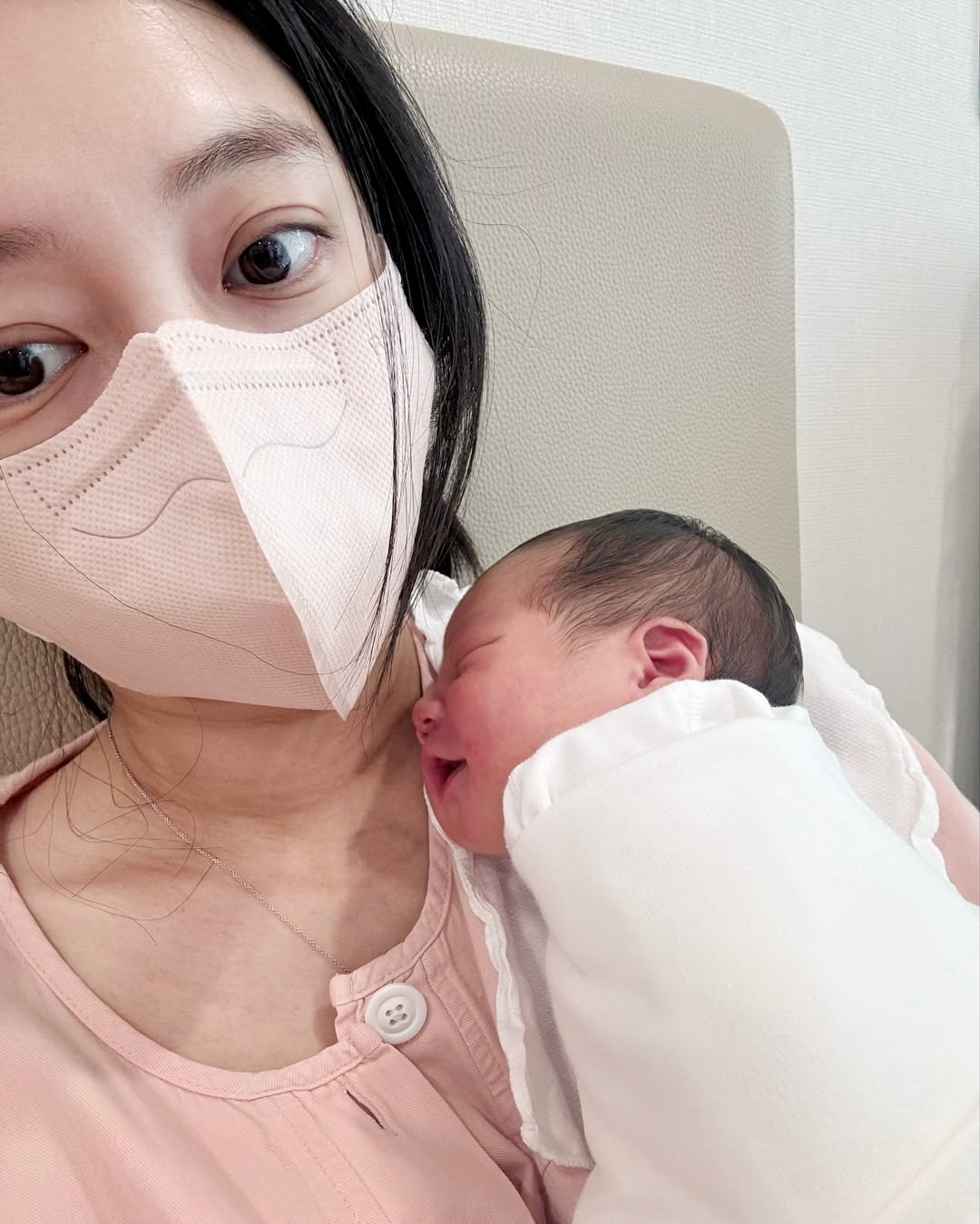 ✨
1. 아기천사와 함께
2. 조리원 천국
3. 킨도보다 작은 아기
4-5. 수술 후 병원에서 회복중