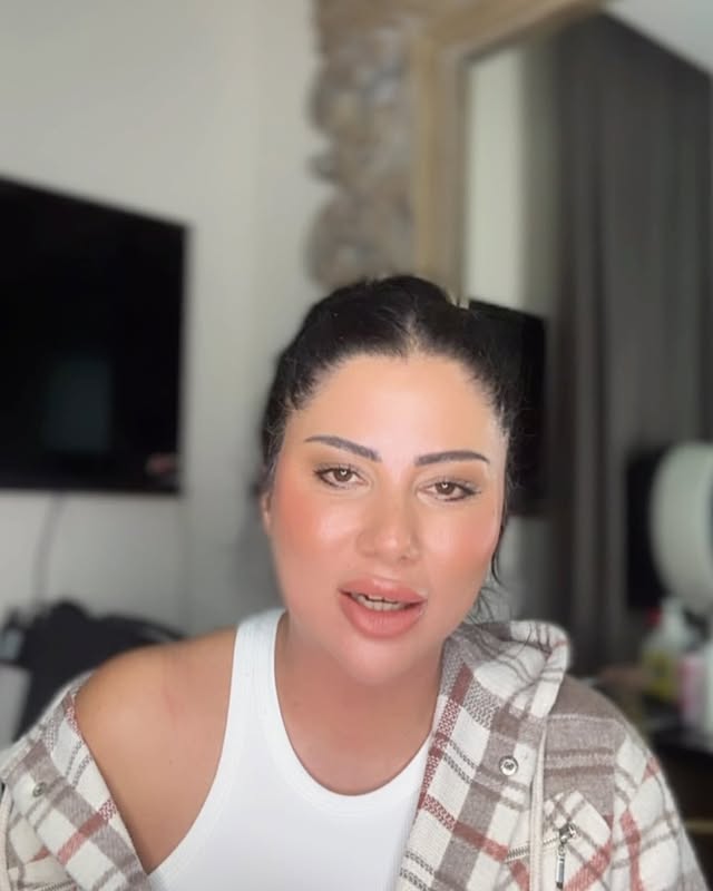 Sen de parlamak ister misin?Hadi ışıltını geri alalım💫
Kullandığım ileri seviye cihazlar ve üst segment bakım ürünleri ile cilt sorunlarının kaynağına iniyorum.
Şehir dışındaysanız yalnız değilsin.Sana özel hazırlanmış online cilt koçluğu programıyla evinizde kendi dönüşümünü başlatabilirsin.
Neler yapıyoruz;
Cilt analizi
Kişiye özel ürün seçimi
Adım adım takip&online destek
Yıllarca bir çok şey denedim hiç biri kalıcı olmadı diyorsanız ve artık aynaya gülümseyerek bakmak istiyorsan seninle de plan yapalım mı?Online ya da salonuma gelerek.Yoruma ya da mesaj kutuma başlamak istiyorum yazman yeterli💙
Beni tercih edersen alacağın hizmet sadece bir ürün satışı değil tamamen senin cildine göre hazırlanmış dönüşüm rehberliği olacak
Bu süreçte önce cildini doğru analiz edecek ve şikayetlerini dikkatle ele alacağım.Ardından büyük bir özenle senin bütçene uygun ürün ve kullanım planını hazırlayacağım.
Süreç boyunca bana istediğin an ulaşabilecek ve cildinin gelişimini birlikte takip edeceğiz.
Hazırsan başlayalım💫🥳
#bodrum #bodrumkadınları #muğla #istanbul #bagdatcaddesi #nişantaşı #izmir #ankara #bodrumciltbakımı #ankaraciltbakımı #istanbulciltbakımı #skincare #skincareroutine #mesoestetic #obagimedical #premium #clearandbrilliantlaser #clearandbrilliantturkiye #cosmelan