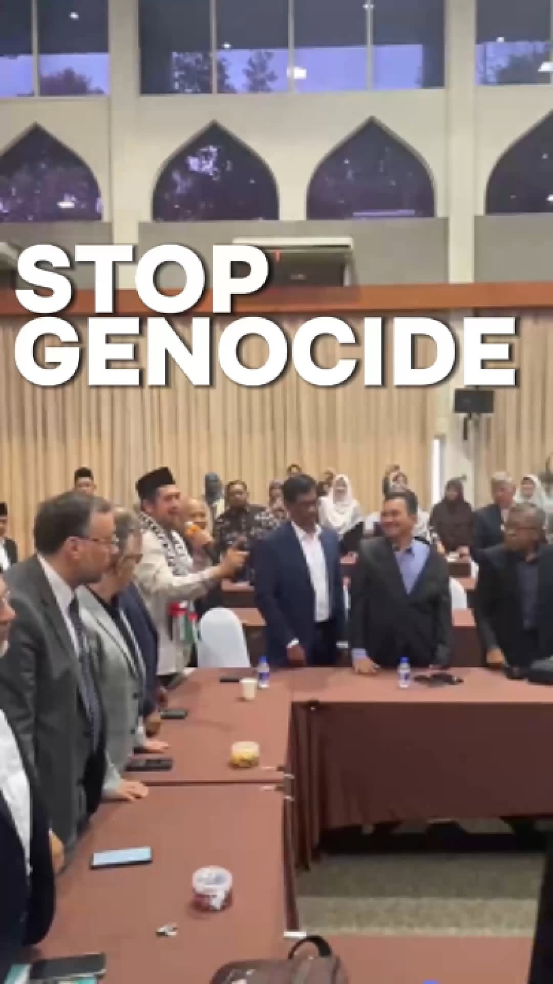 Di Hari Terakhir Konferensi, Bergema Yel-Yel: STOP GENOCIDE, SAVE GAZA, FREE PALESTINE
Kuala Lumpur – Suasana haru bercampur semangat membara mewarnai penutupan Asia Pacific Leadership Conference di Kuala Lumpur, Malaysia, Senin (5/5/2025). Pada momen puncak konferensi, Ketua Umum Wahdah Islamiyah, KH. Dr. Muhammad Zaitun Rasmin, Lc., MA, memimpin seluruh peserta untuk menyerukan yel-yel penuh makna: “STOP GENOCIDE, SAVE GAZA, FREE PALESTINE.”
Seruan tersebut menggema dalam tiga bahasa, yakni Inggris, Arab, dan bahasa Melayu, mencerminkan keragaman peserta konferensi yang berasal dari berbagai negara di kawasan Asia Pasifik. Inisiatif ini dipimpin langsung oleh KH. Zaitun Rasmin sebagai bentuk dukungan nyata terhadap perjuangan rakyat Palestina.
“Saya mengajak semua peserta untuk berdiri bersama, menyuarakan semangat kita melawan kezaliman yang terjadi di Gaza Palestina. Kita tidak boleh tinggal diam ketika saudara-saudara kita dibantai. Ini bukan hanya tentang Gaza; ini adalah tentang kemanusiaan, keadilan, dan hak sebuah bangsa untuk hidup merdeka,” tegasnya.
Peserta yang hadir terlihat antusias, bahkan beberapa di antaranya meneteskan air mata haru. Suara lantang yel-yel tersebut menggema hingga keluar gedung konferensi, menciptakan suasana emosional yang mendalam.
“Momentum ini sangat penting untuk mengingatkan kita semua, terutama para pemimpin, agar tidak melupakan kewajiban kita dalam membela Palestina. Kita harus bergerak bersama, baik secara politik, diplomasi, maupun aksi nyata,” ujar salah satu peserta dari Malaysia.
KH. Zaitun Rasmin, yang sepanjang konferensi konsisten mengenakan syal Palestina bertuliskan “Save Gaza,” kembali menegaskan komitmennya terhadap perjuangan rakyat Palestina. Ia mengingatkan bahwa dukungan terhadap Palestina tidak cukup hanya sebatas kata-kata, tetapi harus diwujudkan dalam langkah konkret.
Di akhir konferensi, para peserta menyepakati sebuah resolusi bersama yang berisi seruan kepada para pemimpin dunia, khususnya dari negara-negara Islam, untuk segera mengambil tindakan nyata menghentikan genosida di Gaza dan mendorong kemerdekaan penuh Palestina.
