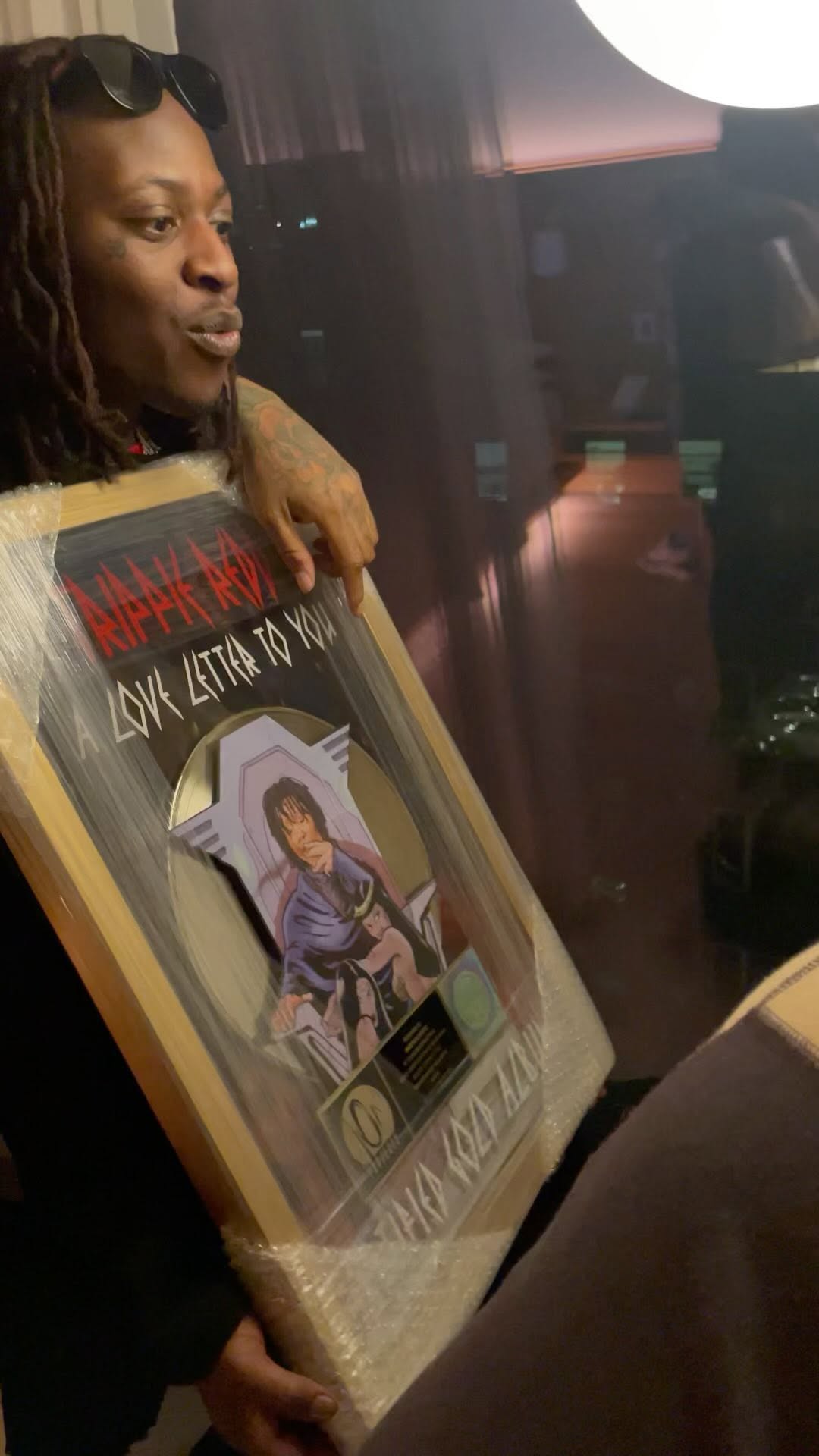 It was really a great experience being with @unotheactivist receiving his first plaque
Like words cant describe how i feel ! This was meant for me to see in person
I know that im going to be really big one day and this was a good sign for me #unotheactivist #trippieredd #goldplaque