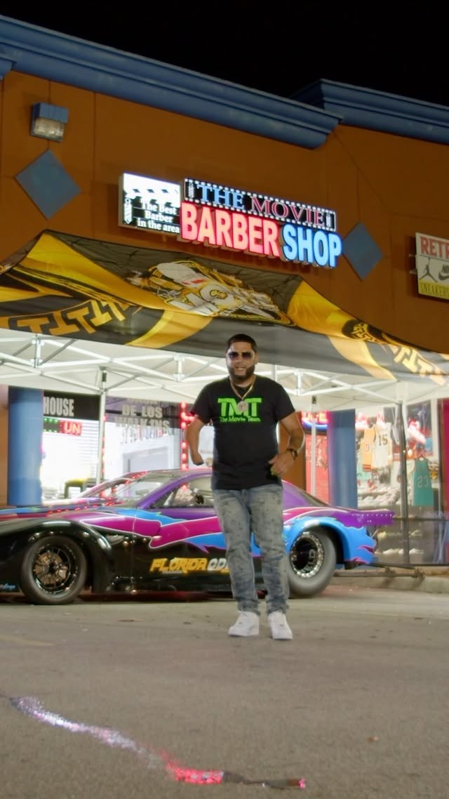 THE MOVIE BARBERSHOP………..LA VERDADERA PRESIÓN 🎥LA BARBERÍA NÚM ☝️EN ORLANDO FL ESTAREMOS EN EL EVENTO MÁS IMPORTANTE DE AUTOS DE CARRERA LLEVANDO LA BARBERÍA A OTRO NIVEL 💈✍️USTEDES NO SALEN CONMIGO NI EN MI PEOR DÍA “. Créditos video cortesía de @edrosario.production @betun.performance por hacer un sueño realidad “#podcast #barber #barbershop @orlandospeedworlddragway #orlando #florida #miamibeach