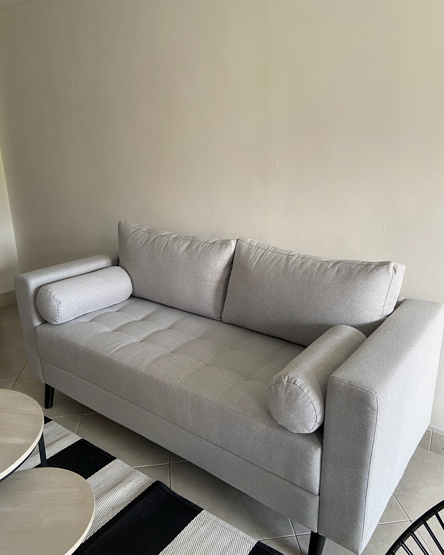 🛋️ Sofá que combina con todo
Diseño minimalista, líneas limpias y cojines cilíndricos que le dan un toque único.
Perfecto para espacios pequeños sin perder elegancia ni comodidad.
📍Hecho en Medellín
🧵 Personalizable en color, tela y tamaño
¿Te imaginas este sofá en tu sala?
💬 Escríbenos y lo hacemos realidad.
#GaleríaStephany #MueblesConEstilo #SofásPersonalizados #HechoEnMedellín #DiseñoColombiano