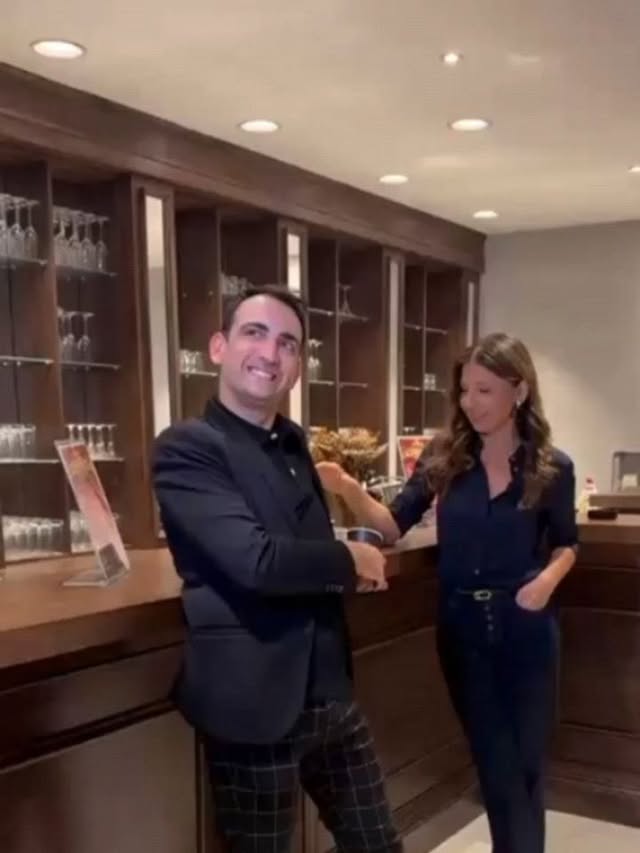 Dragi moji mi radimo i iza scene sa našom @sanjamarinkovicofficial.
Danas uživo na @rtvpink u emisiji "Premijera" pričali smo o premijeri mjuzikla "Ivica i Marica" i najavili promociju u @galerija_belgrade 17. i 18.maja od 10-22h, čeka Vas Ivica, Marica, Vrača i ostali likovi.
.
.
.
@teatarodeonofficial
@pinkmediagroup
@pink.rs