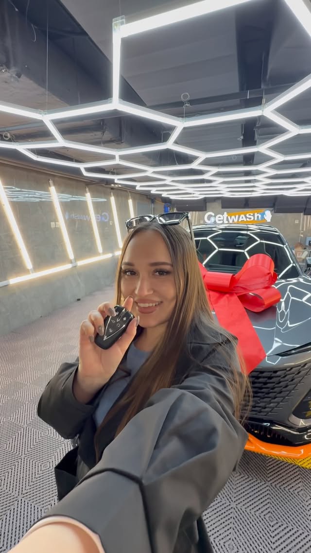 Моя первая 🚗🥹ЭТО ПОХОЖЕ НА КИТАЙ😂😂не на ЭЛЭЙ, однако, для первой машины я в дичайшем восторге) сколько хотите убеждайте меня, но очень глупо кататься на какой-нибудь старой бмв с огромным пробегом и думать что она лучше нового китайца) по функционалу за такую сумму это просто алмаз, поняли что за машина ?)
ну и самое главное: в нашей семей машины -это инвестиционный оборот,так как муж занимается машинами и привозит их, мы берём только то, что можно будет потом грамотно реализовать и взять классом выше, поэтому может Быть через год возьму бмв)
Привез мне ее любимый муж @element__95 по самой выгодной це🔥не