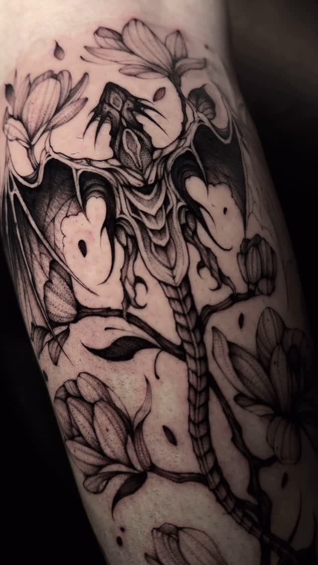 D R A G Ó N 🔥
@zitacartuchos @ouoglobal
.
#tattoos #blackworkerssubmission #tattoo #tattooed #tattooer #tattooink #tatuajes #tatuaje #ink #inked #blackworktattoo #horrortattoo #dragon #dragons #onlyblackwork #blacktattoo #whipshadetattoo #tattooarte #tattooartist #tatuadoresmexicanos #blackworkers