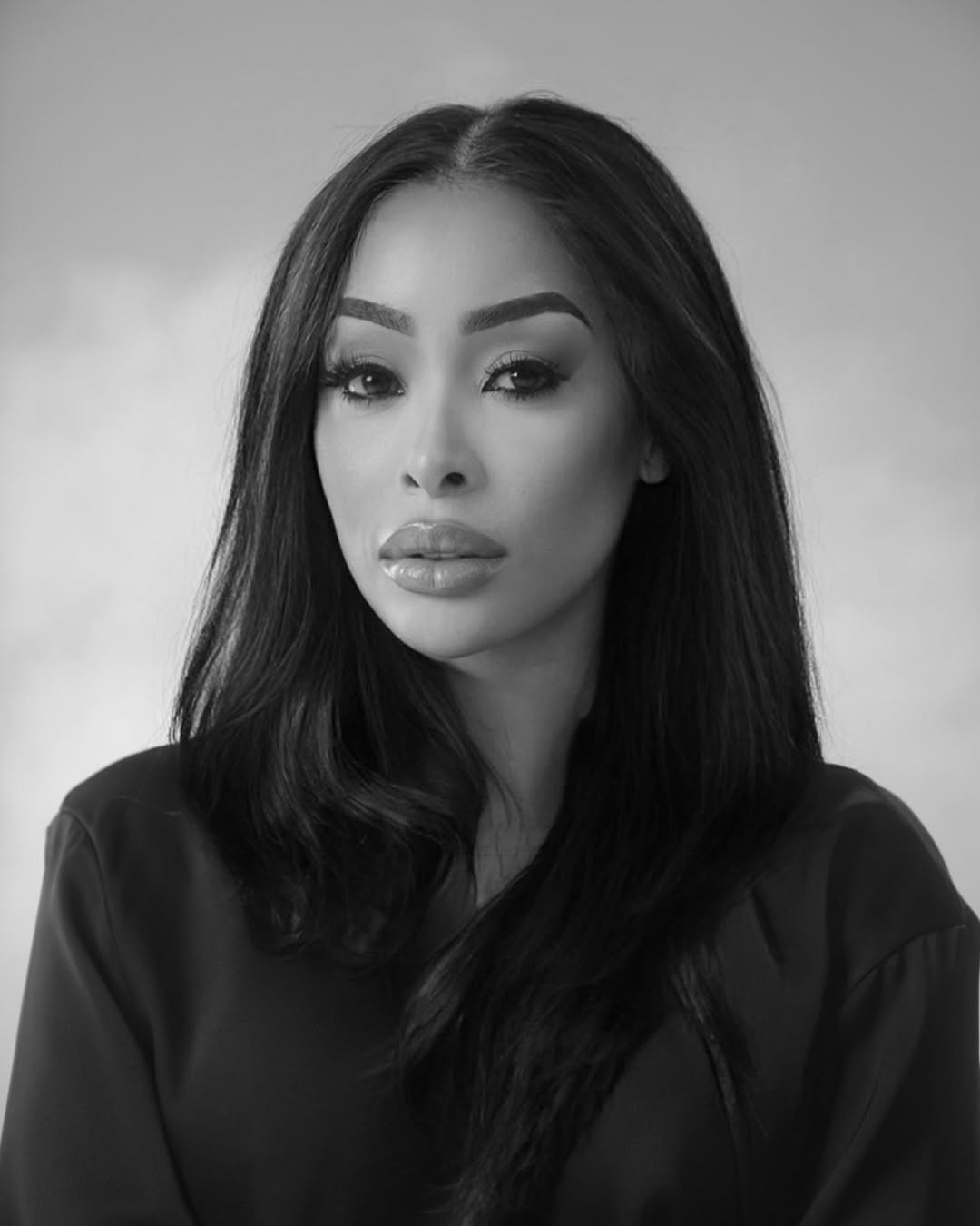 Life is actually made of grey areas… it’s not as black and white as it’s usually put. 🤍✨
Hair: @m.biana