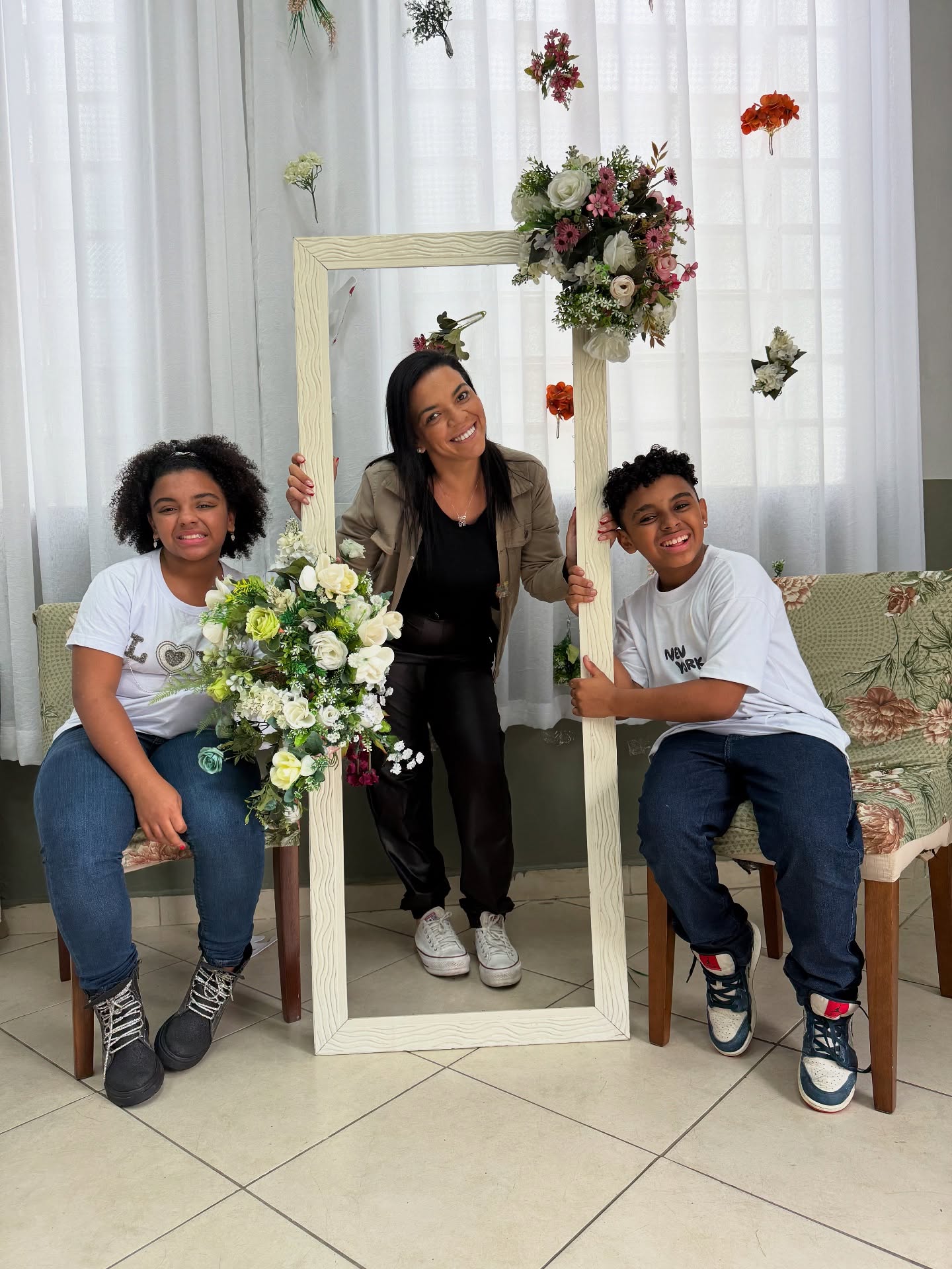 Obrigado Deus pela vida da nossa mãe ❤️ Ela tem amor de sobra! Obrigado por cuidar da gente com tanto carinho, por amar sem limites e por ser essa mãe maravilhosa! Te amamos demais! Feliz Dia das Mães!”