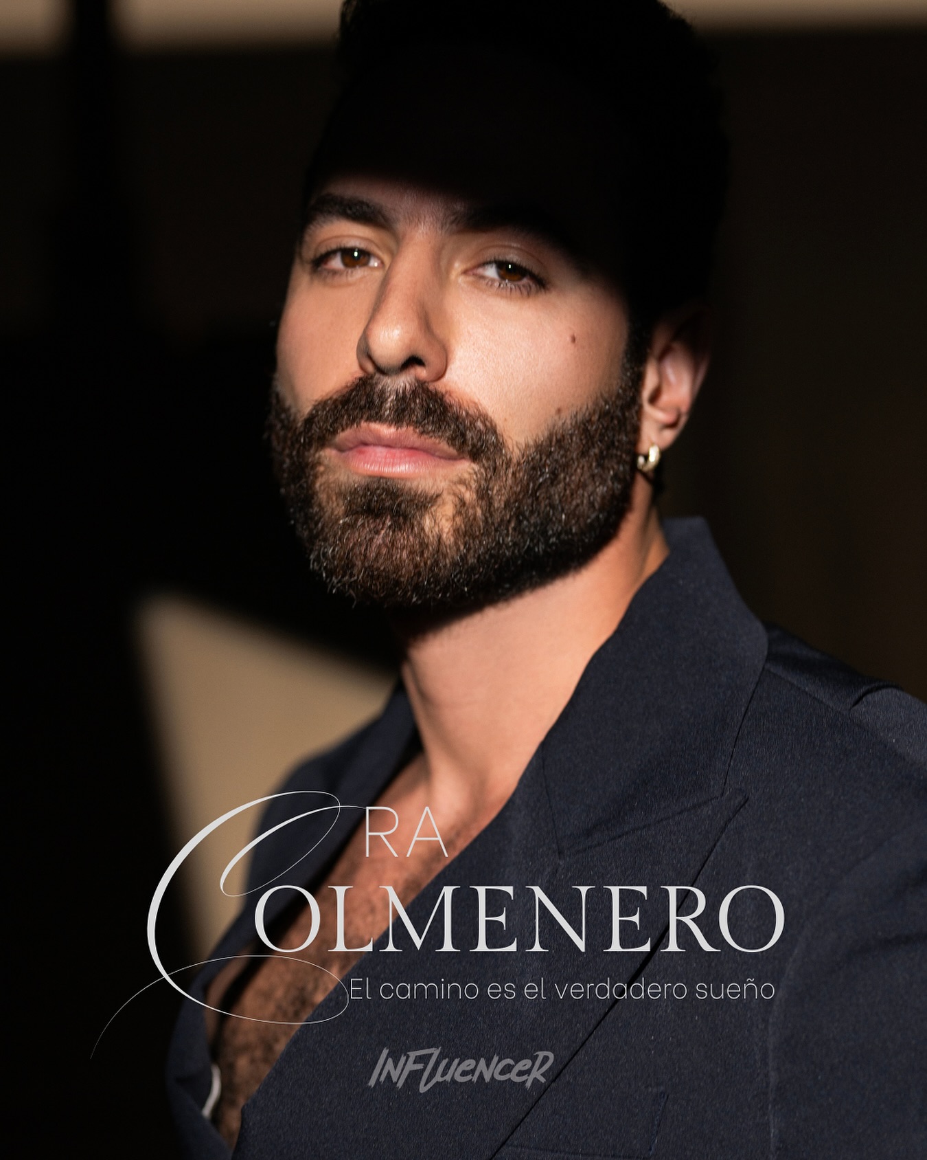 🎭 Voz, talento y corazón. @racolmenero no solo actúa, también canta, inspira y deja huella.
💬 “El sueño es el camino, no la meta”
Ya disponible en nuestro sitio web de REVISTA INFLUENCER ⚡️
Fotos por @antonioydanielphoto 📸
Stylist: @enricobompani
Saco: @victoralamos.men
#actor #musica #revista #influencer #parati #editorial